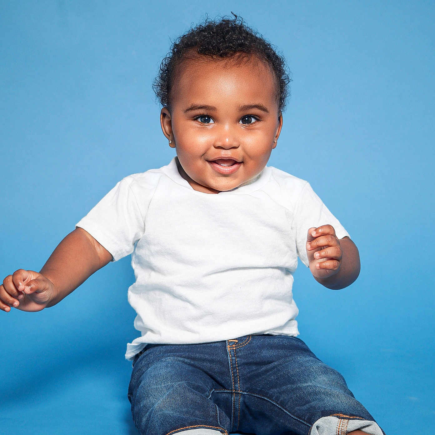 Kai is registered to the contest to win money with this photo: ankle, baby, babylaughing, barefoot, bodypart, clothing, face, finger, hand, happy, head, heel, jeans, pants, person, photography, portrait, sitting, smile, toe