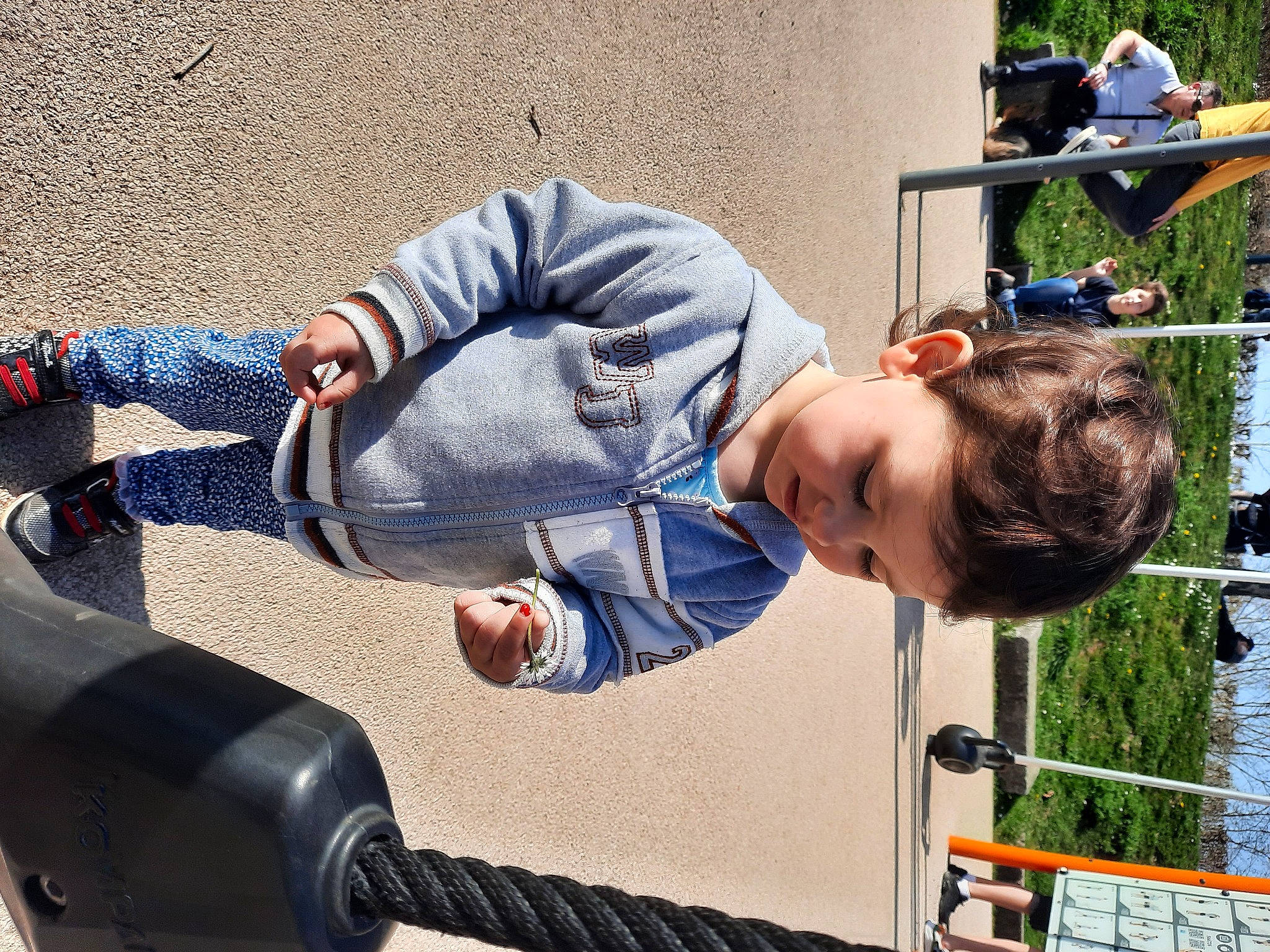 Salomé a rejoint le concours — aidez-le/la à gagner de superbes lots ! arm, auto_part, automotive_exterior, automotive_wheel_system, bumper, child, denim, electric_blue, fun, leisure, luxury_vehicle, motor_vehicle, person, recreation, sitting, toddler, tree, vehicle_door