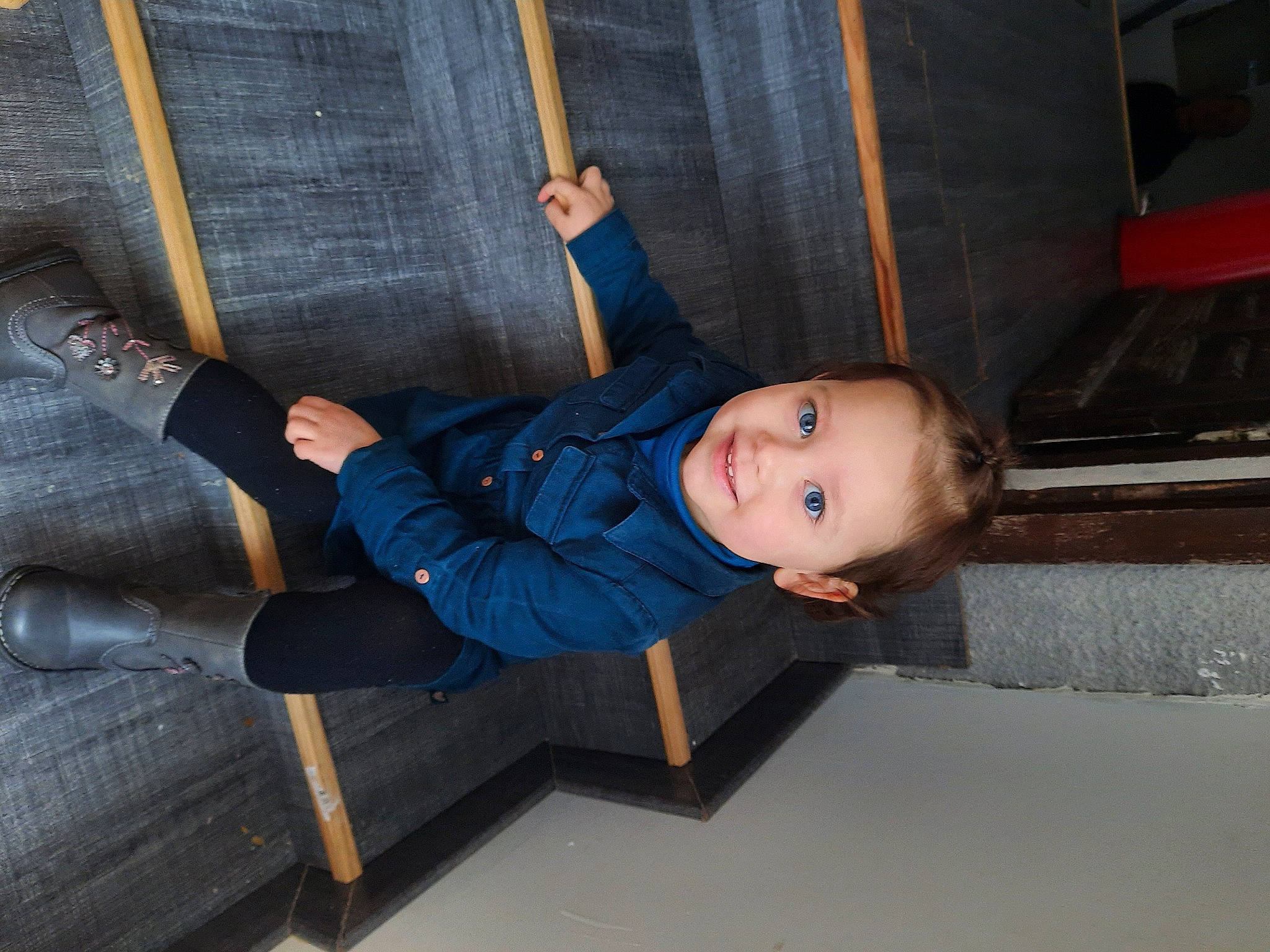 Salomé a rejoint le concours — aidez-le/la à gagner de superbes lots ! auto_part, bag, child, comfort, couch, denim, electric_blue, flooring, fun, jacket, joy, leg, leisure, luxury_vehicle, person, pocket, sitting, toddler, transport, travel