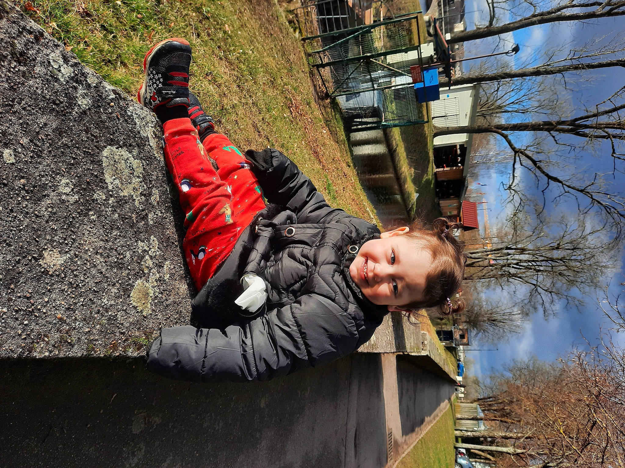 Salomé participe au concours pour gagner de l'argent avec cette photo : child, fun, grass, happy, jacket, joy, leisure, luggage_and_bags, people_in_nature, person, recreation, sky, smile, soil, toddler, travel, tree, twig, wall, winter