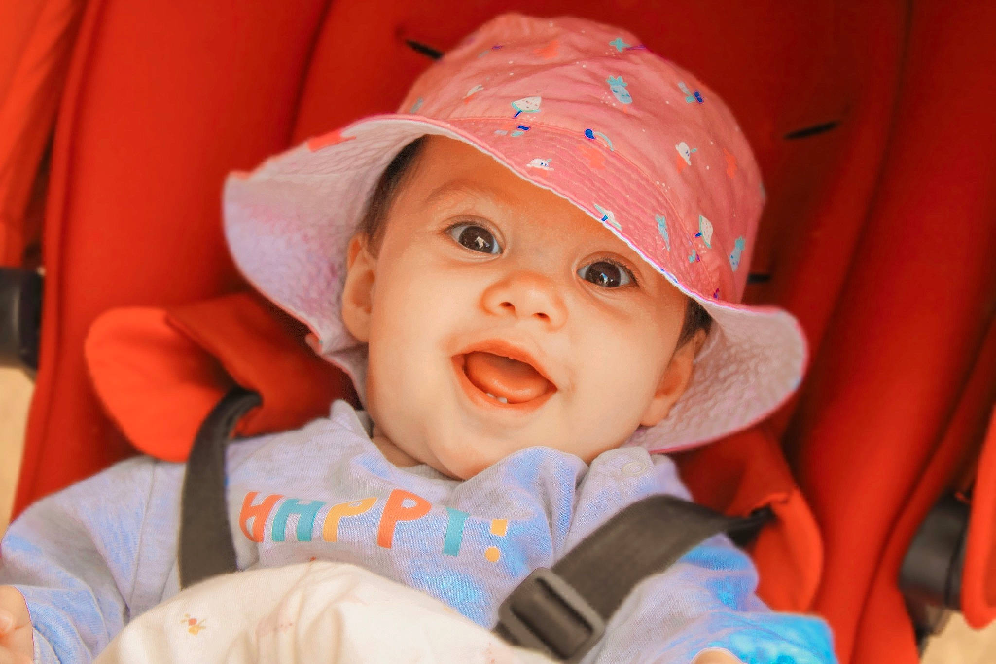 Lilou participe au concours pour gagner de l'argent avec cette photo : baby, baby_toddler_clothing, cap, cheek, chin, comfort, eye, facial_expression, fun, happy, headgear, headwear, iris, lip, mouth, nose, orange, person, skin, smile