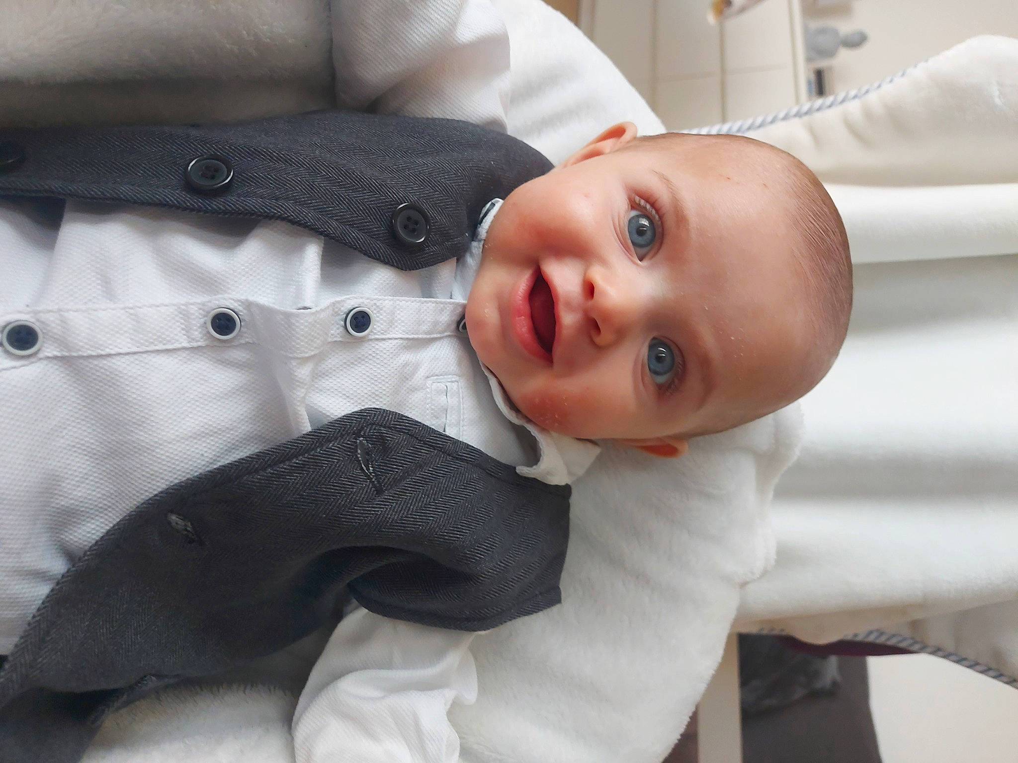 Hugo participe au concours pour gagner de l'argent avec cette photo : baby, baby_products, baby_toddler_clothing, button, child, collar, comfort, dress_shirt, eyelash, fur, iris, linens, lip, nose, pattern, person, sleeve, smile, textile, tie