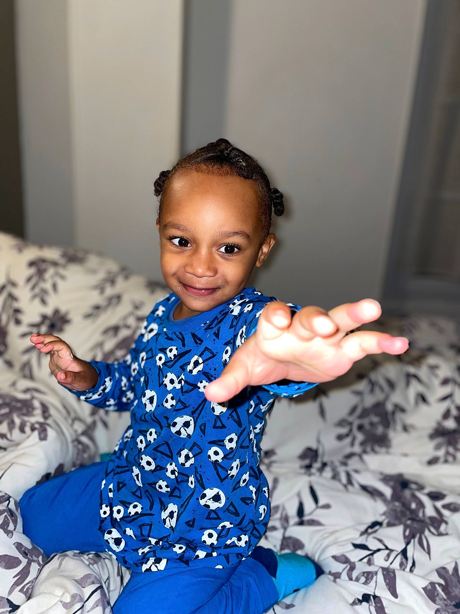 Aaytonn participe au concours pour gagner de l'argent avec cette photo : baby_toddler_clothing, child, comfort, electric_blue, event, eye, flash_photography, fun, hairstyle, happy, human_leg, joy, leisure, pattern, person, shoulder, sitting, sleeve, smile, t_shirt