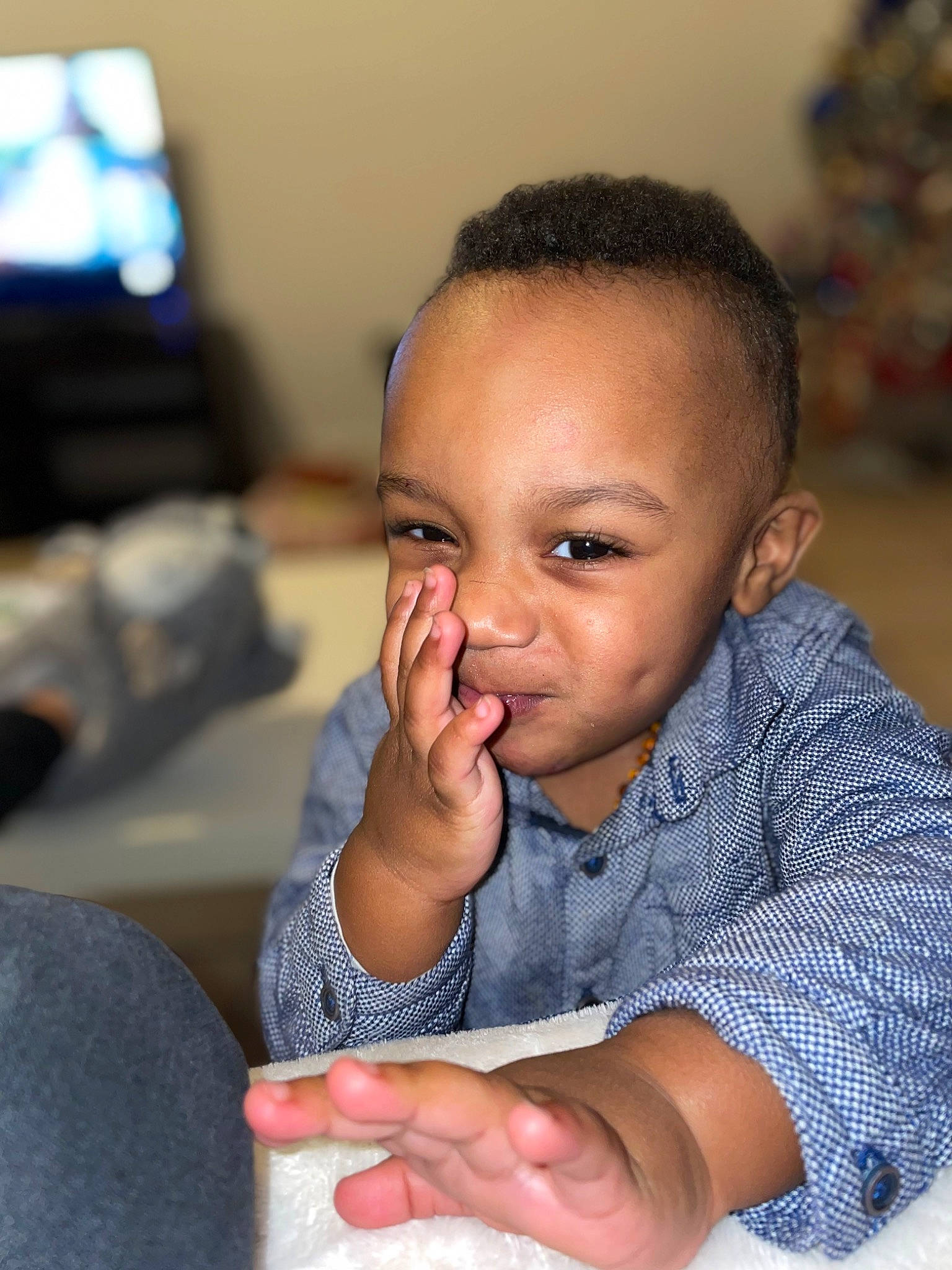 Aaytonn a rejoint le concours — aidez-le/la à gagner de superbes lots ! arm, cheek, ear, eye, eyebrow, eyelash, face, finger, forehead, gesture, hairstyle, hand, happy, joint, lip, mouth, nose, person, skin, smile