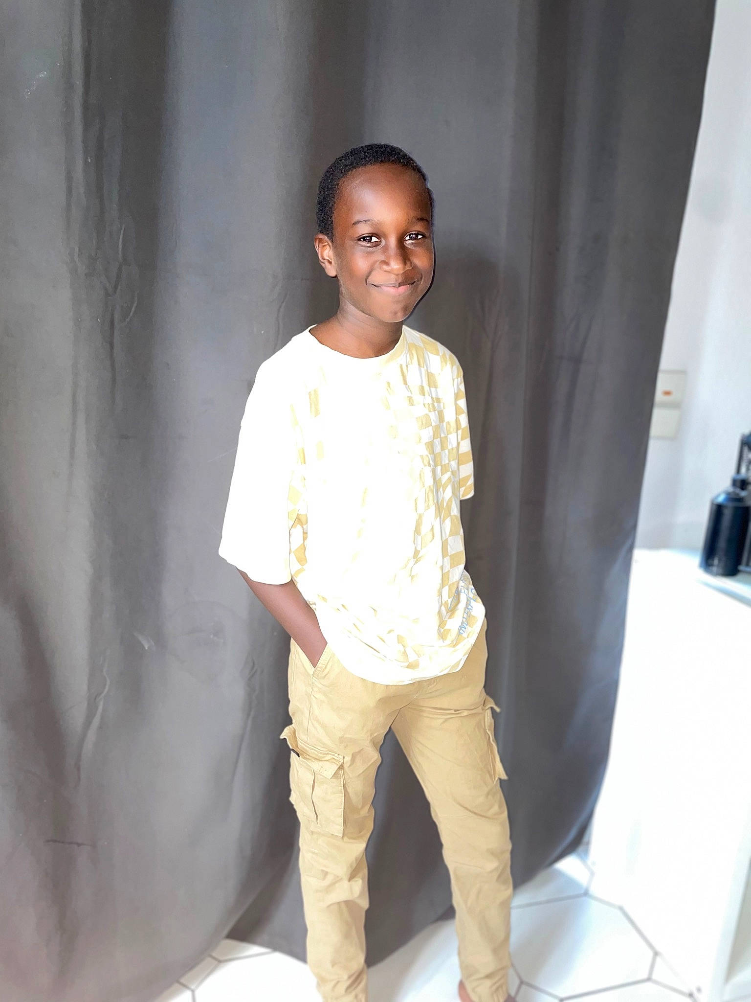 Daylon a rejoint le concours — aidez-le/la à gagner de superbes lots ! child, curtain, denim, fashion_design, flash_photography, formal_wear, fun, jewellery, joy, knee, neck, pajamas, person, shoulder, sitting, sleeve, sportswear, t_shirt, thigh, toddler