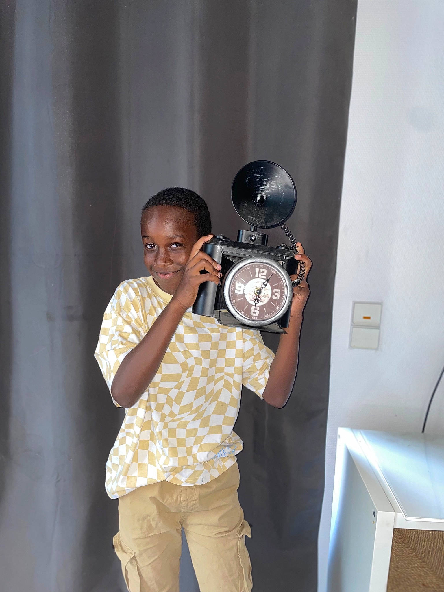 Daylon a rejoint le concours — aidez-le/la à gagner de superbes lots ! audio_equipment, cameras_optics, circle, door, elbow, event, flash_photography, fun, joy, pattern, person, room, sleeve, standing, t_shirt, thumb, toddler