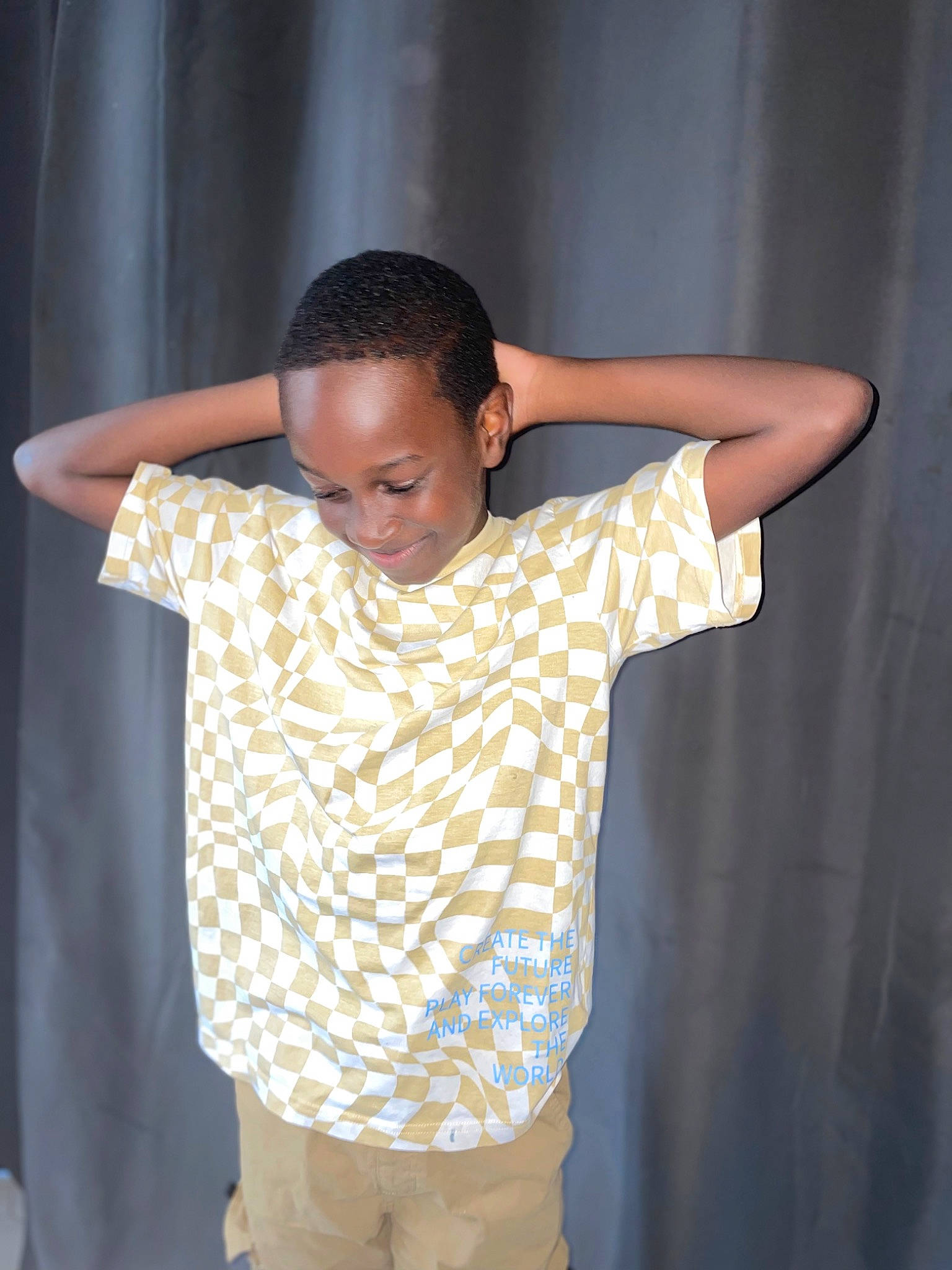 Daylon a rejoint le concours — aidez-le/la à gagner de superbes lots ! chest, elbow, entertainment, event, fashion_design, flash_photography, fun, gesture, human_body, neck, pattern, performing_arts, person, shoulder, sleeve, t_shirt, thigh, thumb, trunk, waist