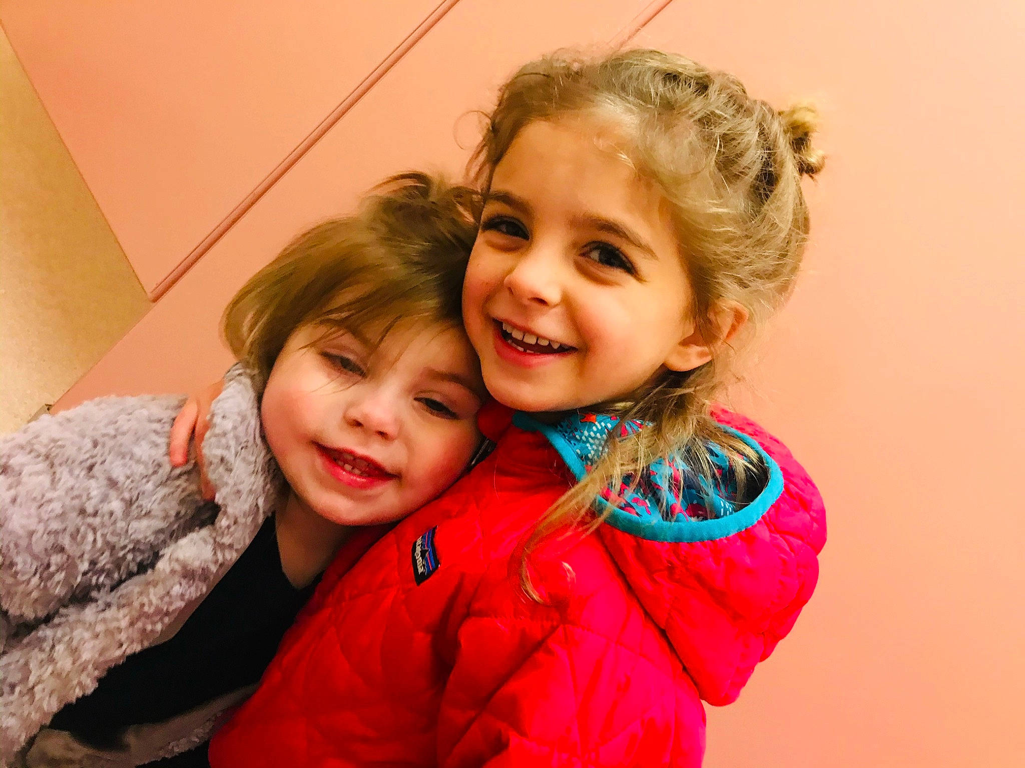 Snoh is registered to the contest to win money with this photo: blond, cheek, child, event, fashion_accessory, fun, gesture, happy, human_body, iris, joy, laugh, leisure, nose, outerwear, person, portrait_photography, sitting, skin, smile