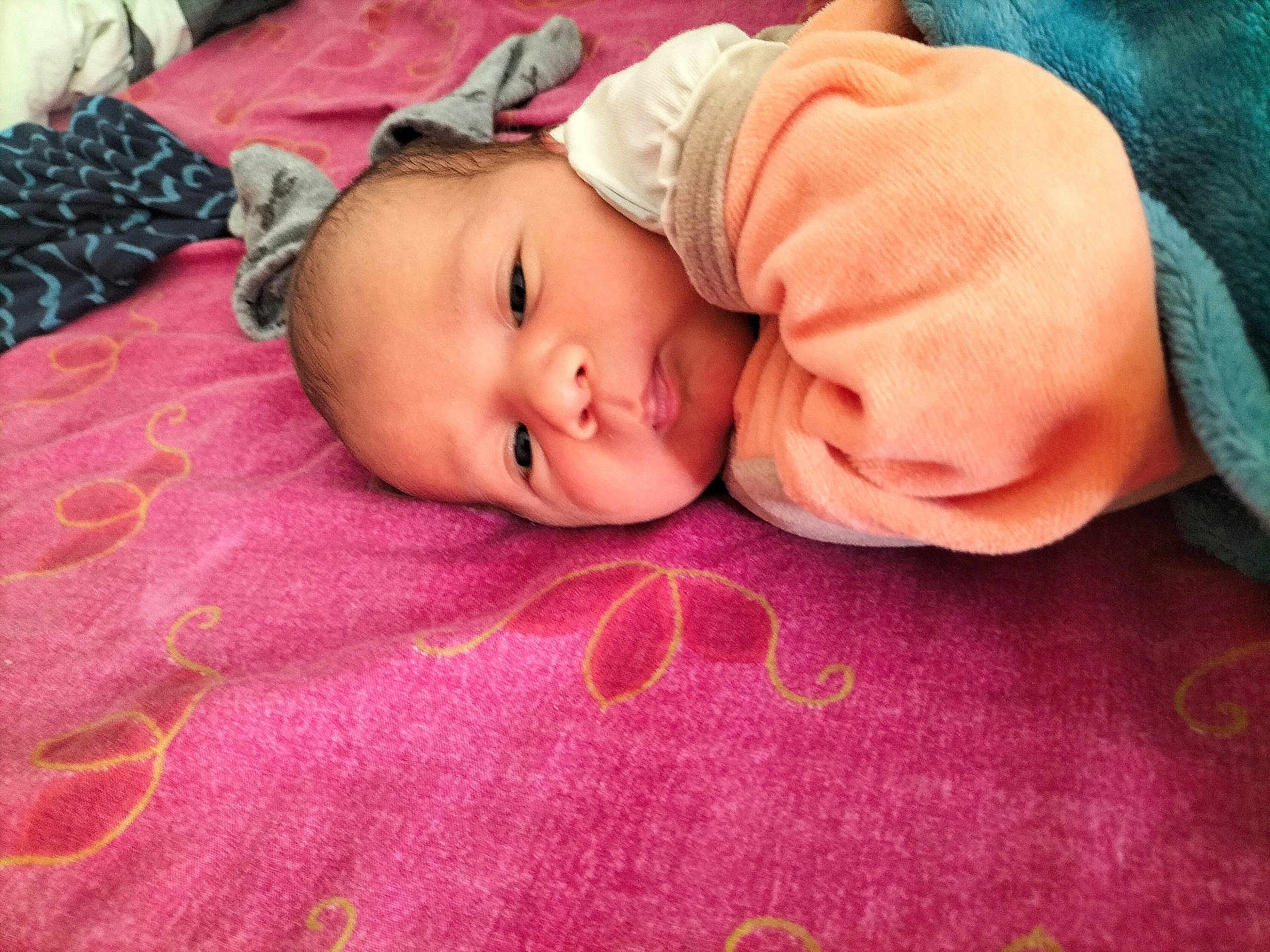 Philippe a rejoint le concours — aidez-le/la à gagner de superbes lots ! baby, newborn, blanket, bedspread, pink, peach, face, infant, child, sleeping, cozy, indoors, closeup, portrait, soft, cute, resting, person, lying_down, warm