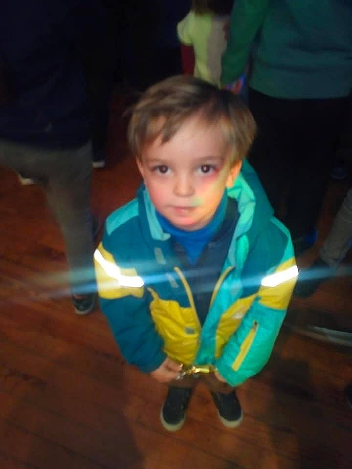 Loris participe au concours pour gagner de l'argent avec cette photo : boy, child, cool, day, eye, fun, girl, green, human_body, iris, person, play, product, skin, smile, toddler, yellow