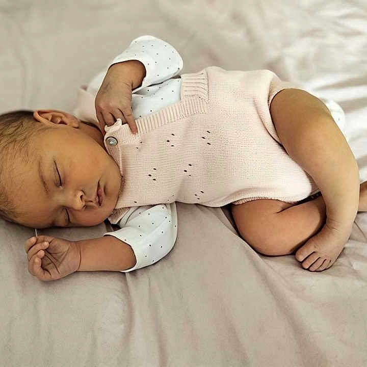 Lyciana a rejoint le concours — aidez-le/la à gagner de superbes lots ! baby, sleeping, infant, romper, clothing, bed, blanket, soft, peaceful, cute, child, newborn, skin, hand, foot, face, rest, indoors, relaxation, portrait