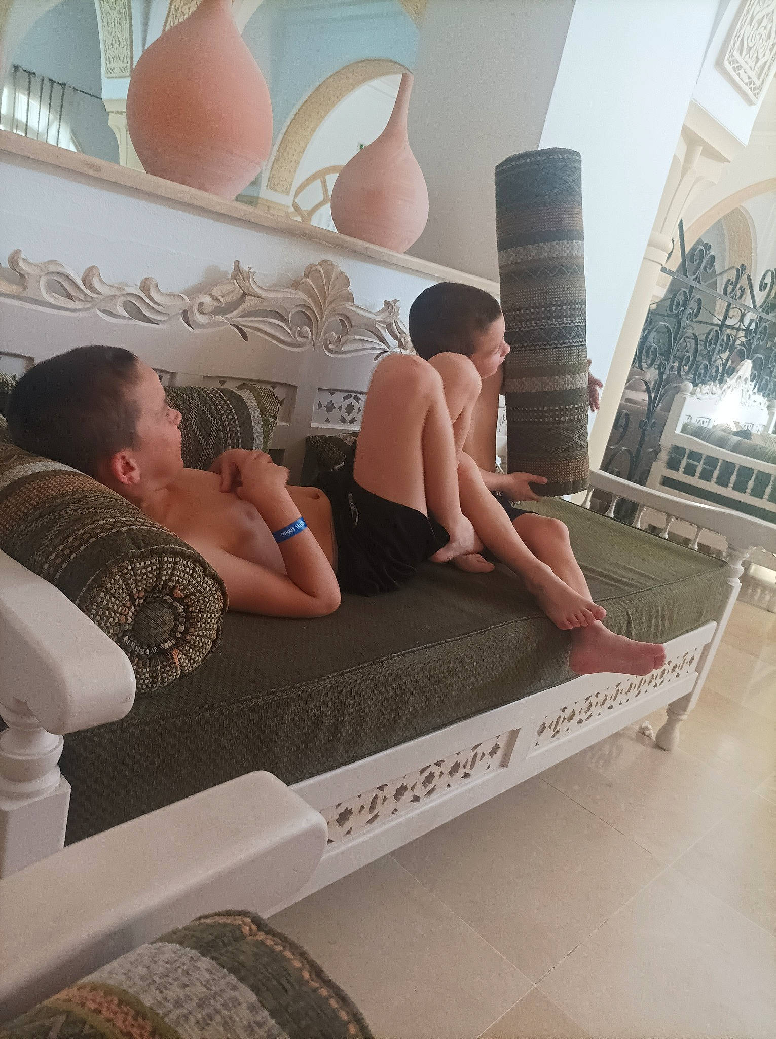 Timeo Enzo participe au concours pour gagner de l'argent avec cette photo : advertising, art, automotive_design, beauty, comfort, eyewear, fashion_design, flooring, fun, human_leg, illustration, leisure, outdoor_furniture, person, room, sitting, sunlounger, thigh, travel, vacation