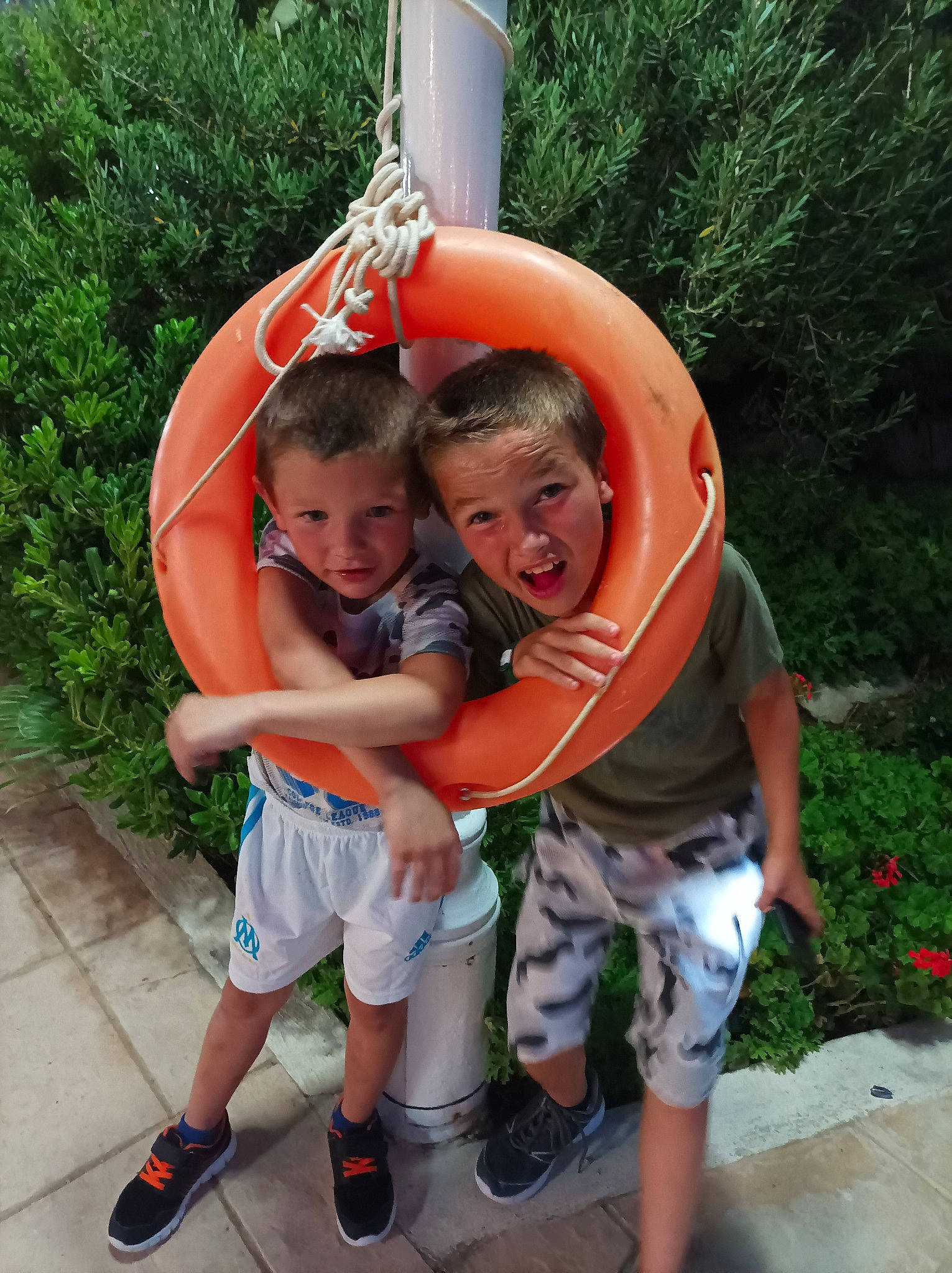 Timeo Enzo a rejoint le concours — aidez-le/la à gagner de superbes lots ! baby_toddler_clothing, child, chute, event, fun, grass, happy, inflatable, leg, leisure, outdoor_play_equipment, person, plant, play, recreation, sandal, shorts, smile, t_shirt, toddler