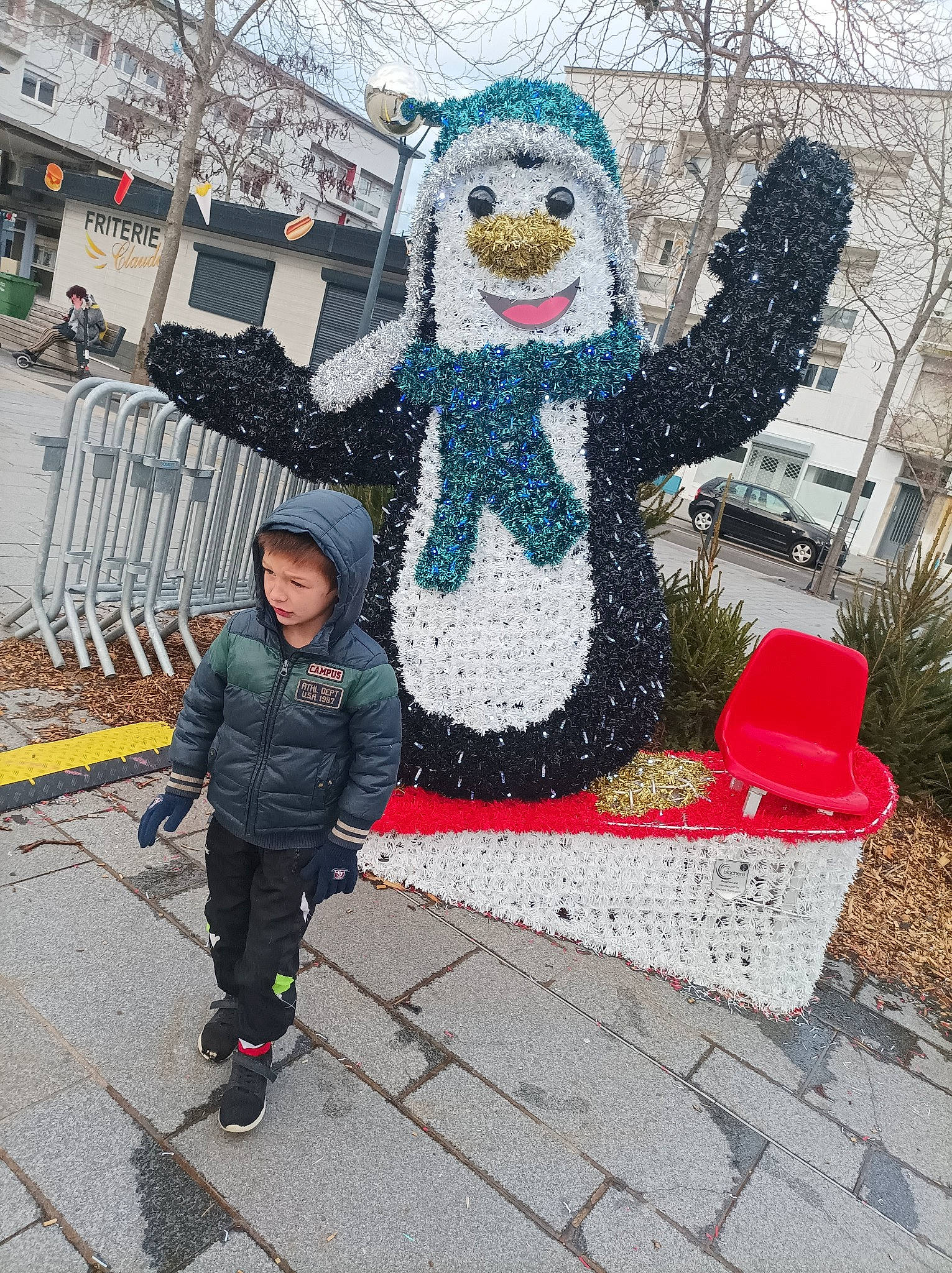 Timeo Enzo a rejoint le concours — aidez-le/la à gagner de superbes lots ! art, artist, asphalt, city, event, fun, graffiti, headwear, leisure, mural, painting, pedestrian, person, plant, recreation, road, road_surface, sidewalk, street, toddler