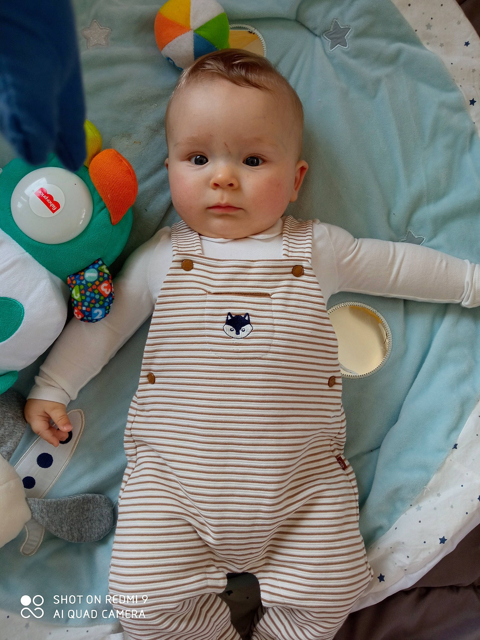 Logan a rejoint le concours — aidez-le/la à gagner de superbes lots ! baby, baby_products, baby_toddler_clothing, baby_toys, cheek, child, eye, happy, linens, pattern, person, product, room, skin, sleeve, stuffed_toy, t_shirt, textile, toddler, toy