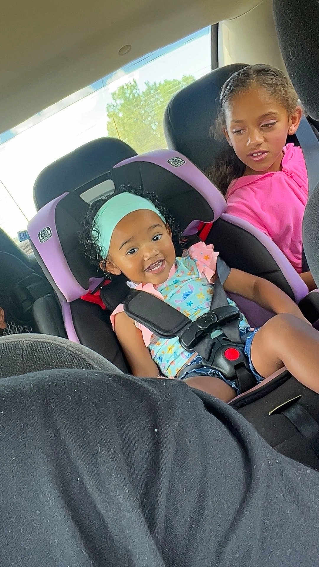 Namari is registered to the contest to win money with this photo: toddler, child, car_seat, backseat, seatbelt, smile, happy, girl, headband, clothing, window, sunlight, car, transportation, hair, person, seat, interior, safety, family