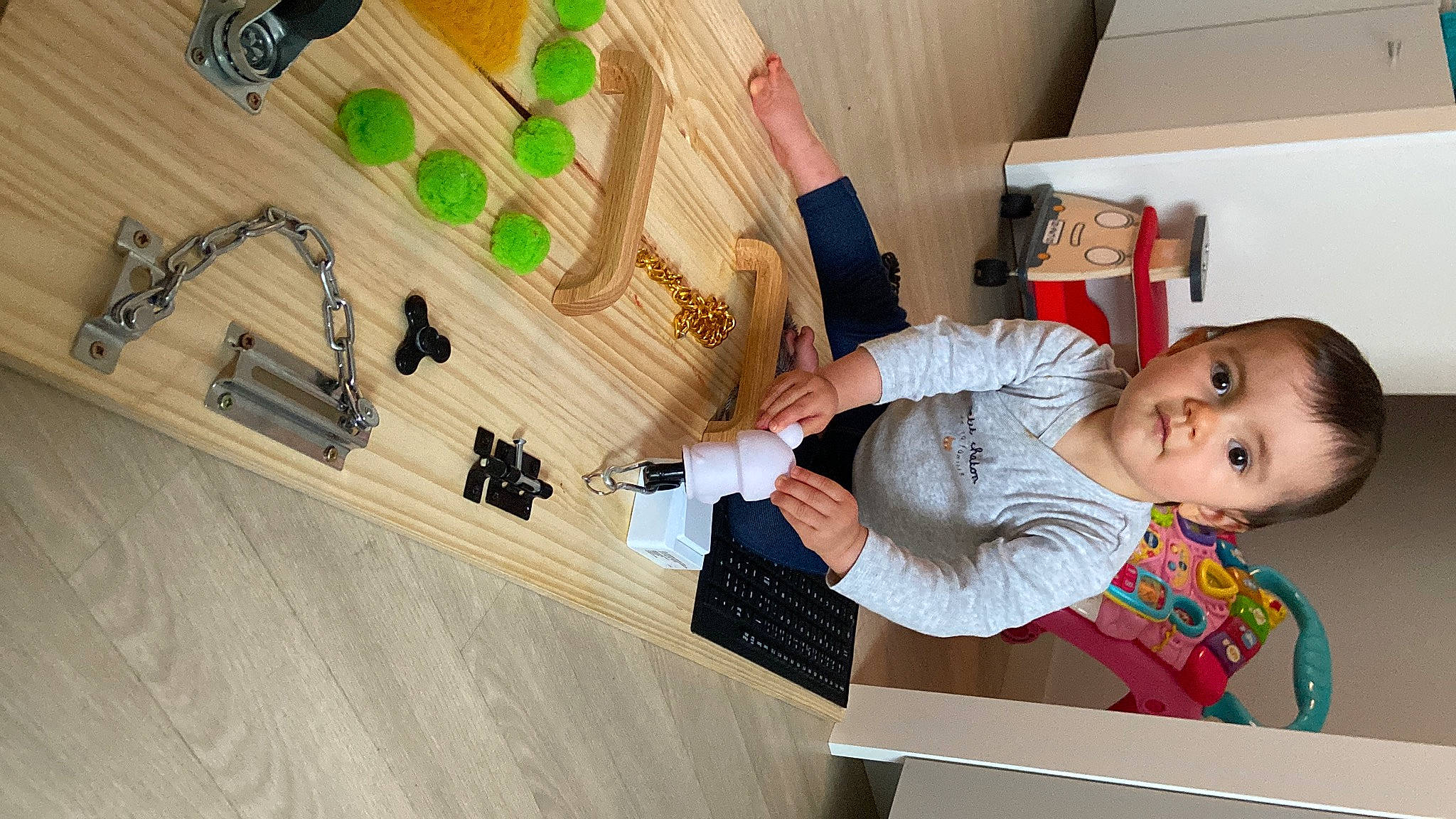 Salomé a rejoint le concours — aidez-le/la à gagner de superbes lots ! baby, baby_products, baby_safety, baby_toddler_clothing, baby_toys, child, engineering, flooring, fun, happy, hardwood, indoor_games_and_sports, leisure, person, play, recreation, room, smile, toddler, toy