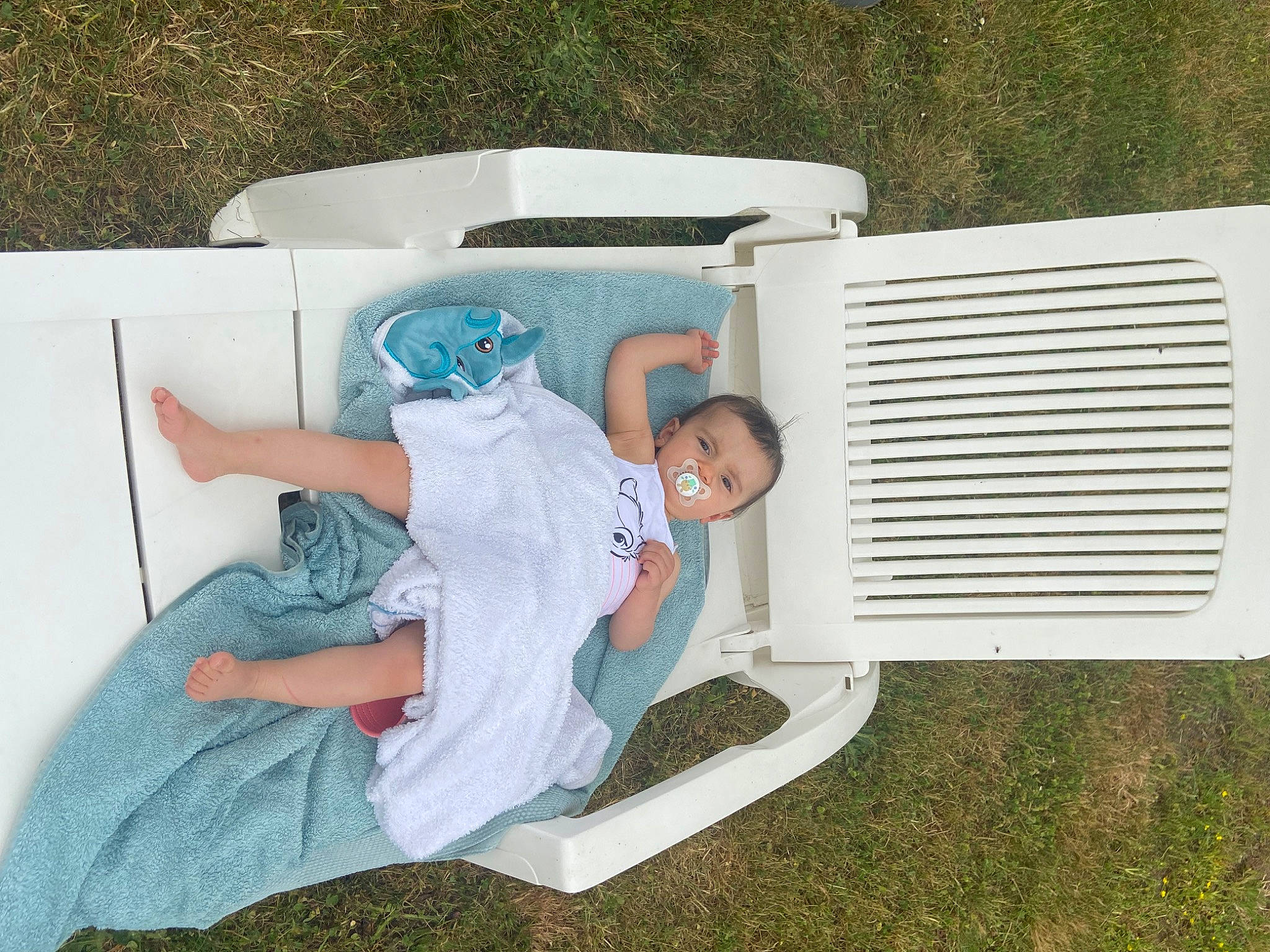 Salomé a rejoint le concours — aidez-le/la à gagner de superbes lots ! arm, baby, baby_toddler_clothing, bench, child, comfort, fun, grass, lawn, leg, leisure, mammal, outdoor_furniture, people_in_nature, person, product, recreation, sitting, t_shirt, toddler