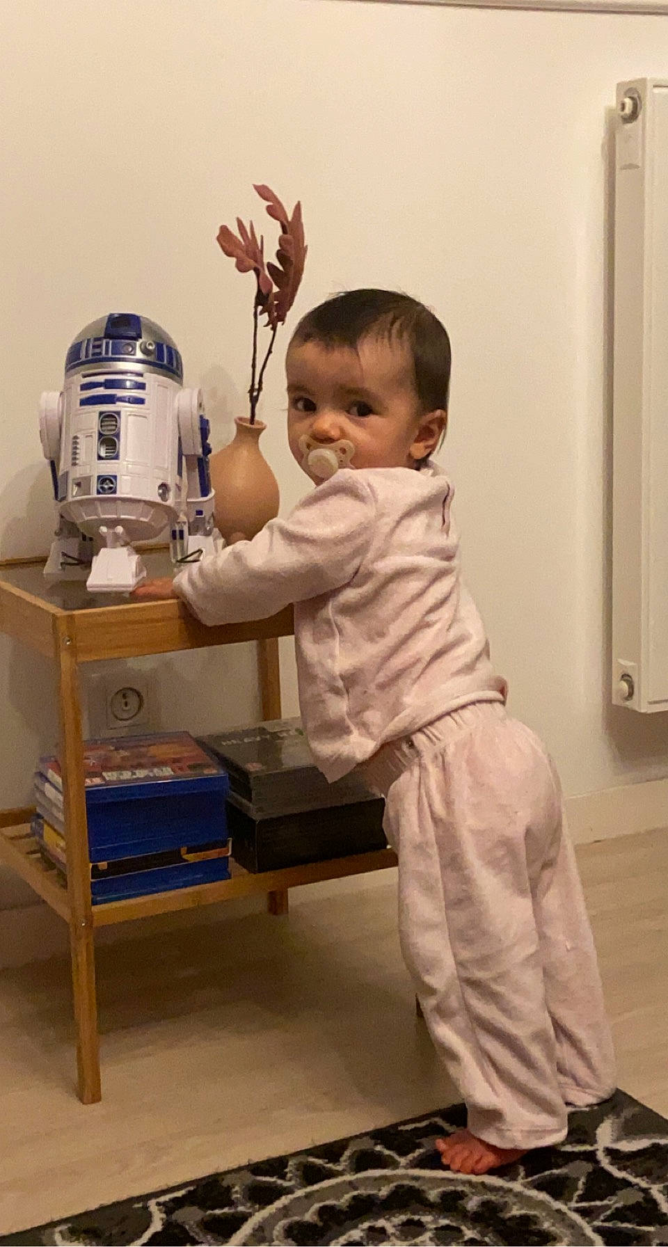 Salomé a rejoint le concours — aidez-le/la à gagner de superbes lots ! baby, baby_toddler_clothing, blender, child, drawer, flooring, gas, home_appliance, joint, kitchen_appliance, machine, mixer, person, r_d, room, service, sleeve, small_appliance, standing, table