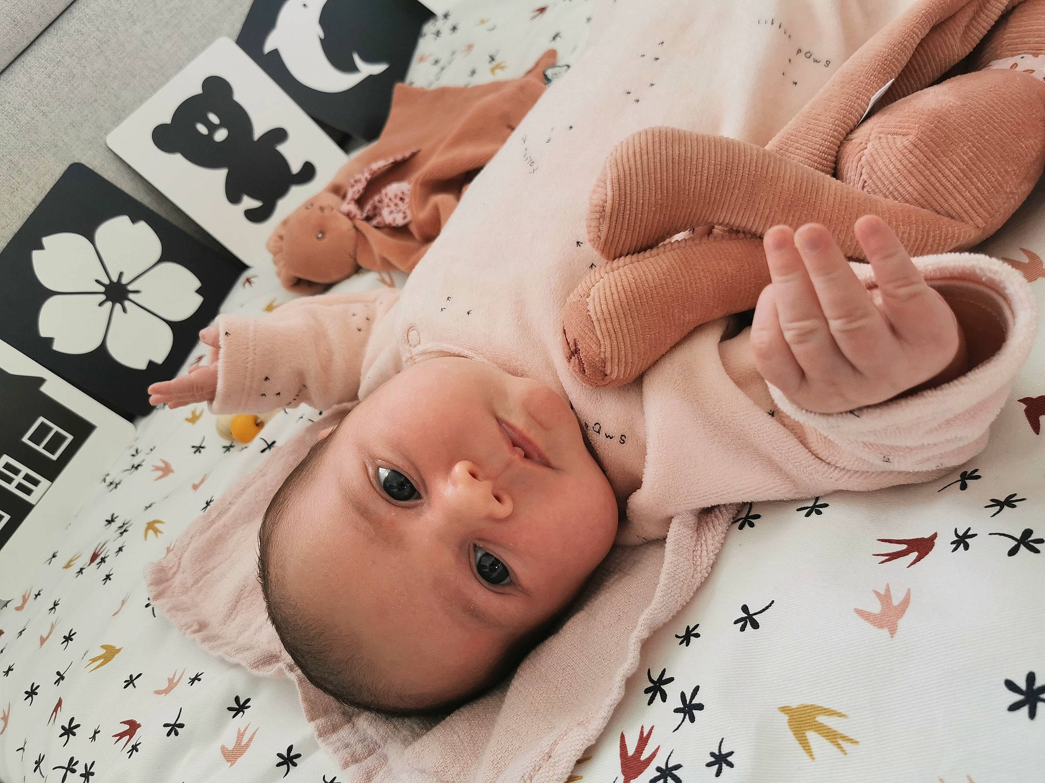 Lya a rejoint le concours — aidez-le/la à gagner de superbes lots ! baby, baby_toddler_clothing, cheek, child, comfort, event, finger, gesture, hand, happy, nail, pattern, person, photograph, pink, skin, textile, thumb, toddler, white