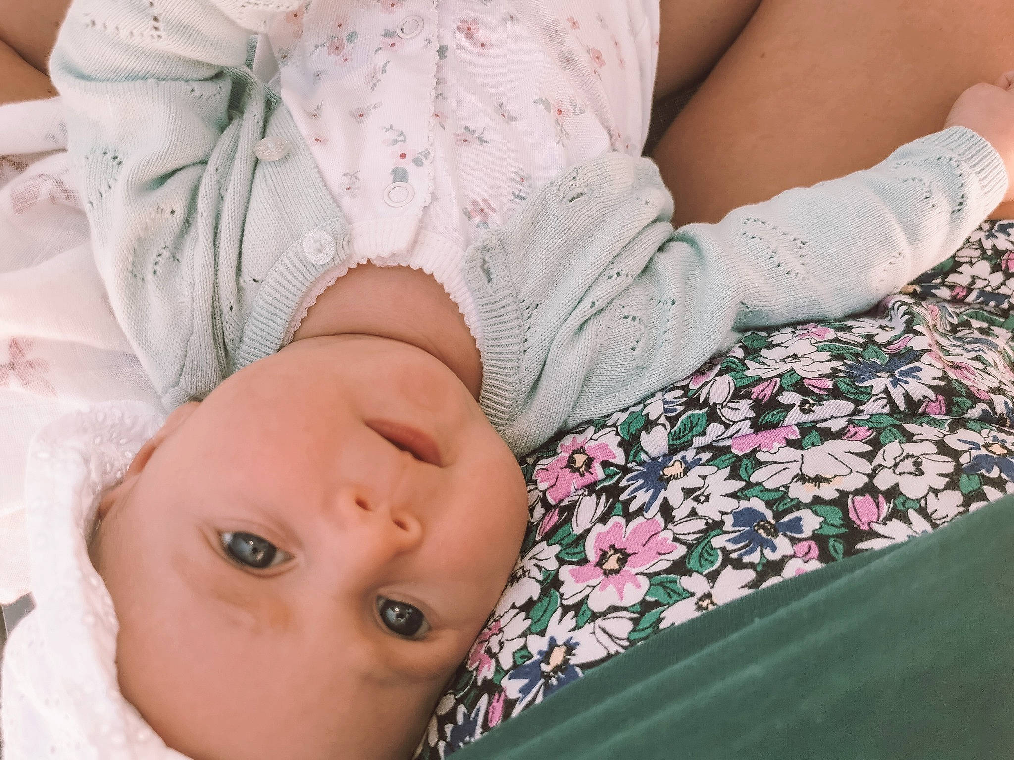 Lya a rejoint le concours — aidez-le/la à gagner de superbes lots ! arm, comfort, eyelash, face, facial_expression, gesture, glasses, hand, headwear, human, human_body, joint, lip, mouth, muscle, organ, person, pink, plant, skin