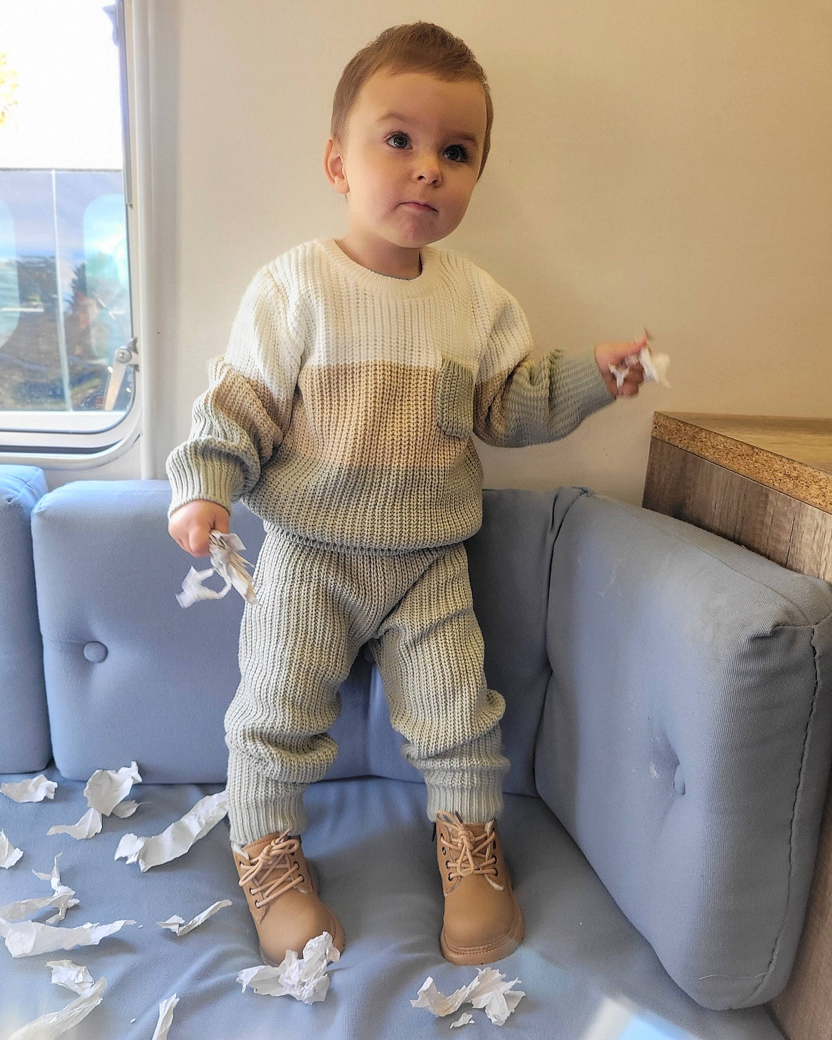 Mattéo a rejoint le concours — aidez-le/la à gagner de superbes lots ! baby, baby_toddler_clothing, child, comfort, flooring, human_leg, joint, knee, leggings, pattern, person, shoulder, sitting, skin, sleeve, studio_couch, thigh, throw_pillow, toddler, waist