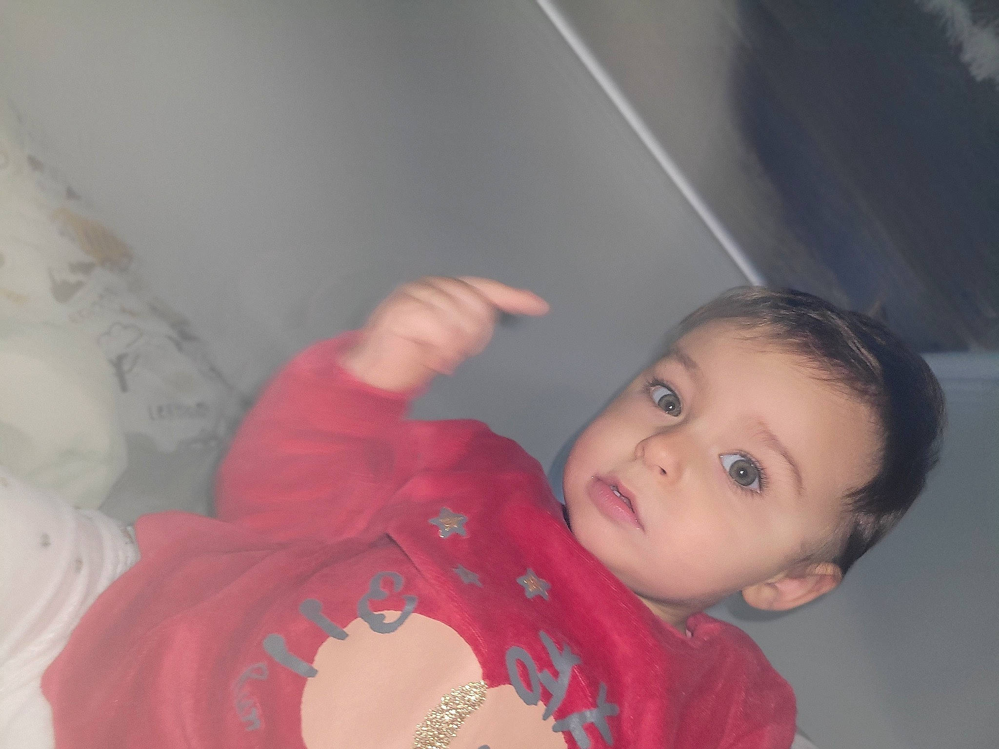 Mattéo a rejoint le concours — aidez-le/la à gagner de superbes lots ! arm, baby, baby_toddler_clothing, ceiling, cheek, child, elbow, flash_photography, fun, gesture, hairstyle, happy, human_body, lip, mouth, nose, person, room, skin, sleeve