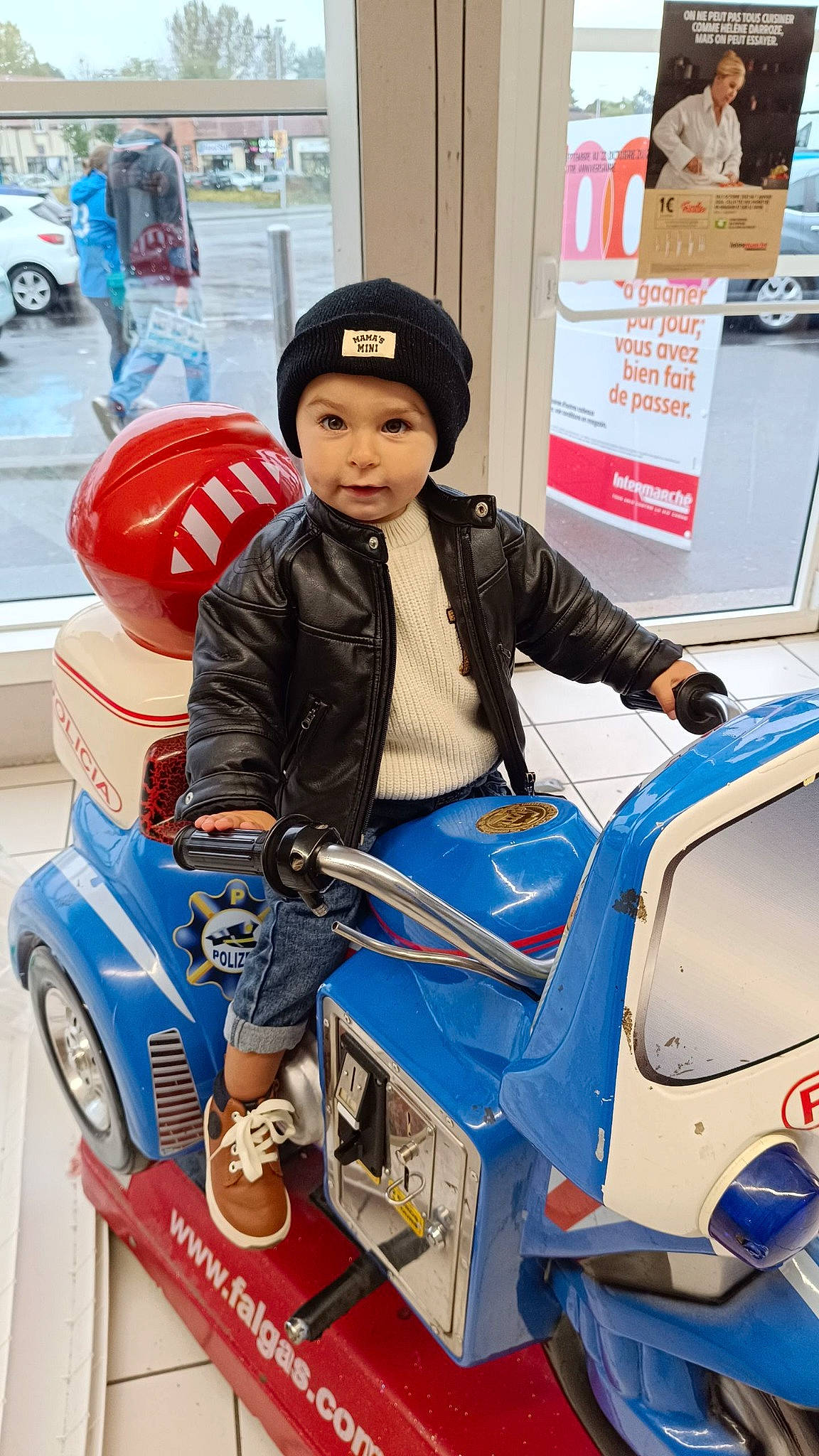 Mattéo participe au concours pour gagner de l'argent avec cette photo : automotive_design, automotive_exterior, automotive_tire, automotive_wheel_system, cap, child, electric_blue, fun, hat, headwear, helmet, jacket, mode_of_transport, motor_vehicle, person, recreation, riding_toy, rolling, tire, toddler