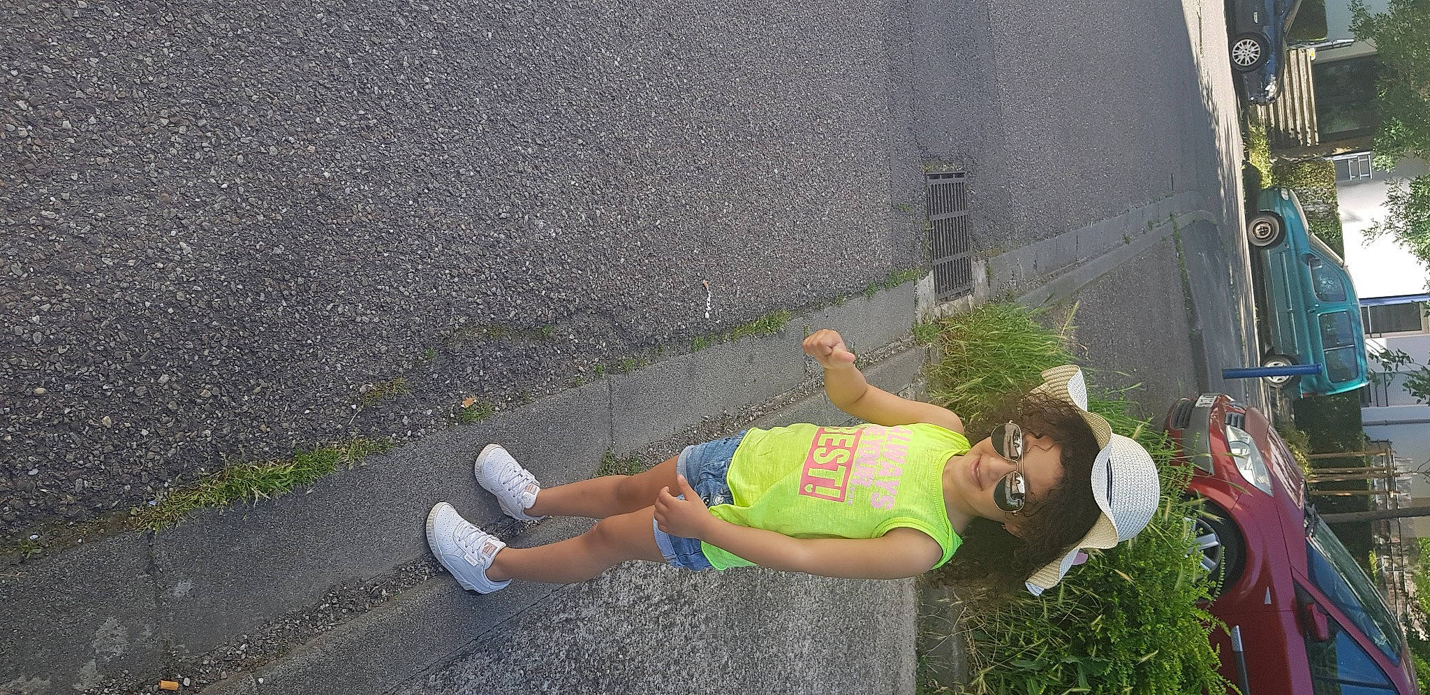 Aseel a rejoint le concours — aidez-le/la à gagner de superbes lots ! asphalt, concrete, foot, grass, human_leg, joy, knee, leg, leisure, pedestrian, people_in_nature, person, plant, recreation, road, road_surface, shorts, sidewalk, sitting, sneakers