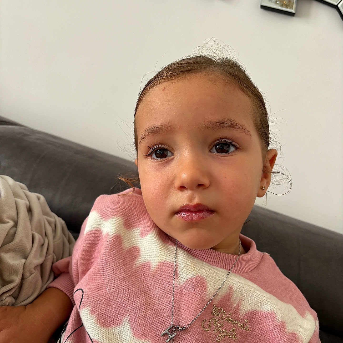 Hanaa a rejoint le concours — aidez-le/la à gagner de superbes lots ! accessories, baby, bodypart, clothing, couch, face, finger, furniture, hand, head, homedecor, jewelry, knitwear, linen, necklace, person, photography, portrait, sweater, t_shirt