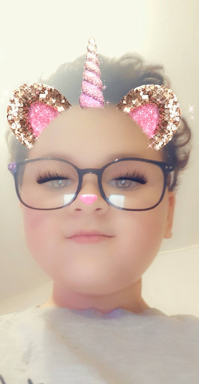 Louise participe au concours pour gagner de l'argent avec cette photo : eyebrow, eyelash, eyewear, fashion_accessory, forehead, girl, glasses, hair_accessory, hair_coloring, hair_tie, headgear, headpiece, jewellery, lip, person, pink, vision_care