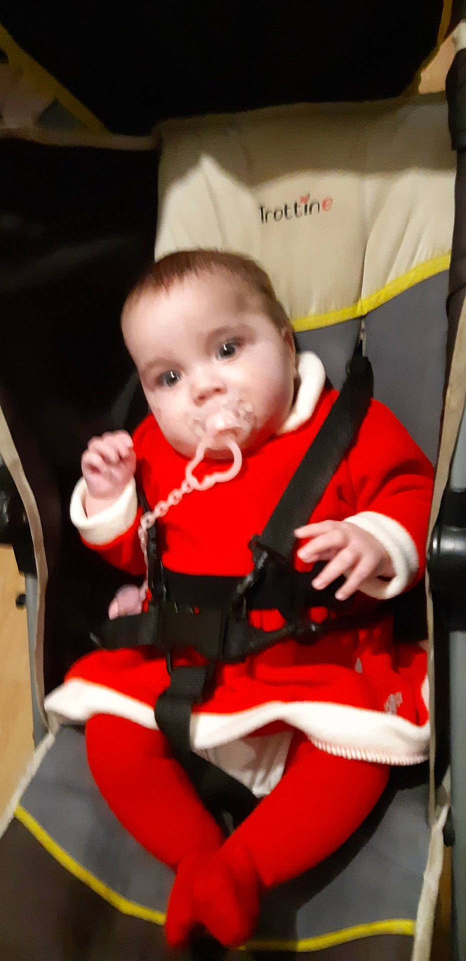 Johanna participe au concours pour gagner de l'argent avec cette photo : baby_carriage, car_seat, child, day, fun, infant, person, product, red, sitting, toddler