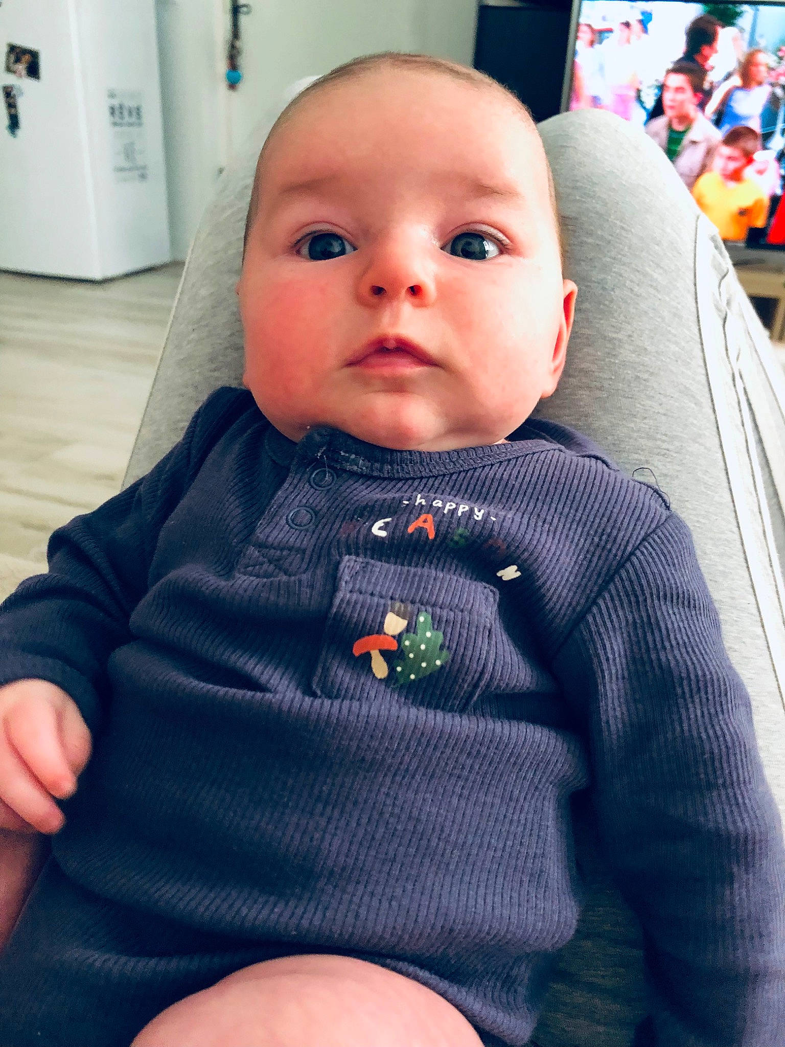 Lya participe au concours pour gagner de l'argent avec cette photo : baby, baby_products, baby_toddler_clothing, bib, blurred, cheek, child, collar, comfort, finger, happy, iris, neck, nose, outerwear, person, sitting, skin, sleeve, t_shirt