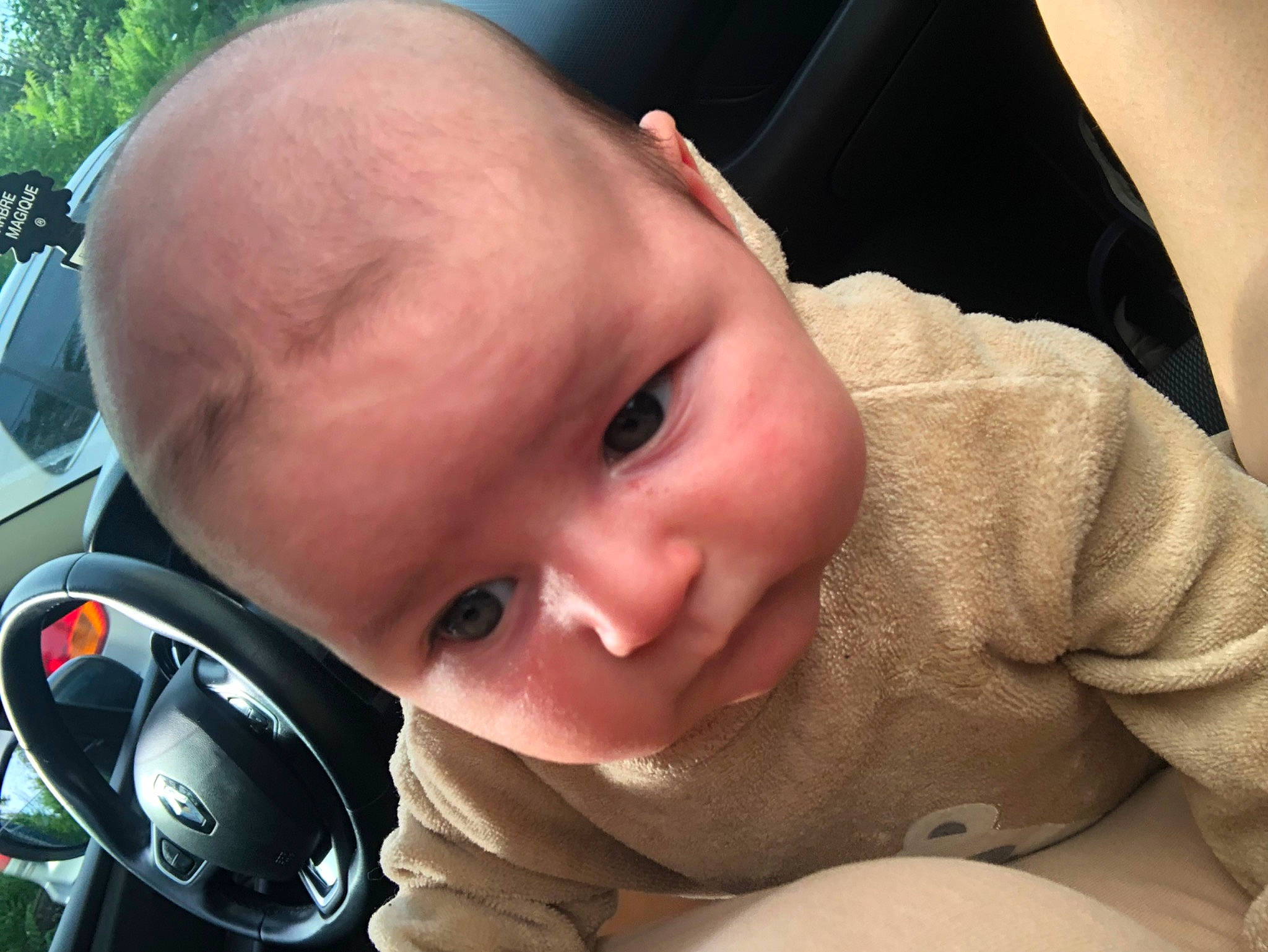 Lya participe au concours pour gagner de l'argent avec cette photo : audio_equipment, automotive_lighting, baby, baby_products, baby_toddler_clothing, cheek, child, comfort, fun, grass, happy, motorcycle_helmet, nose, person, personal_protective_equipment, skin, sleeve, smile, thumb, toddler