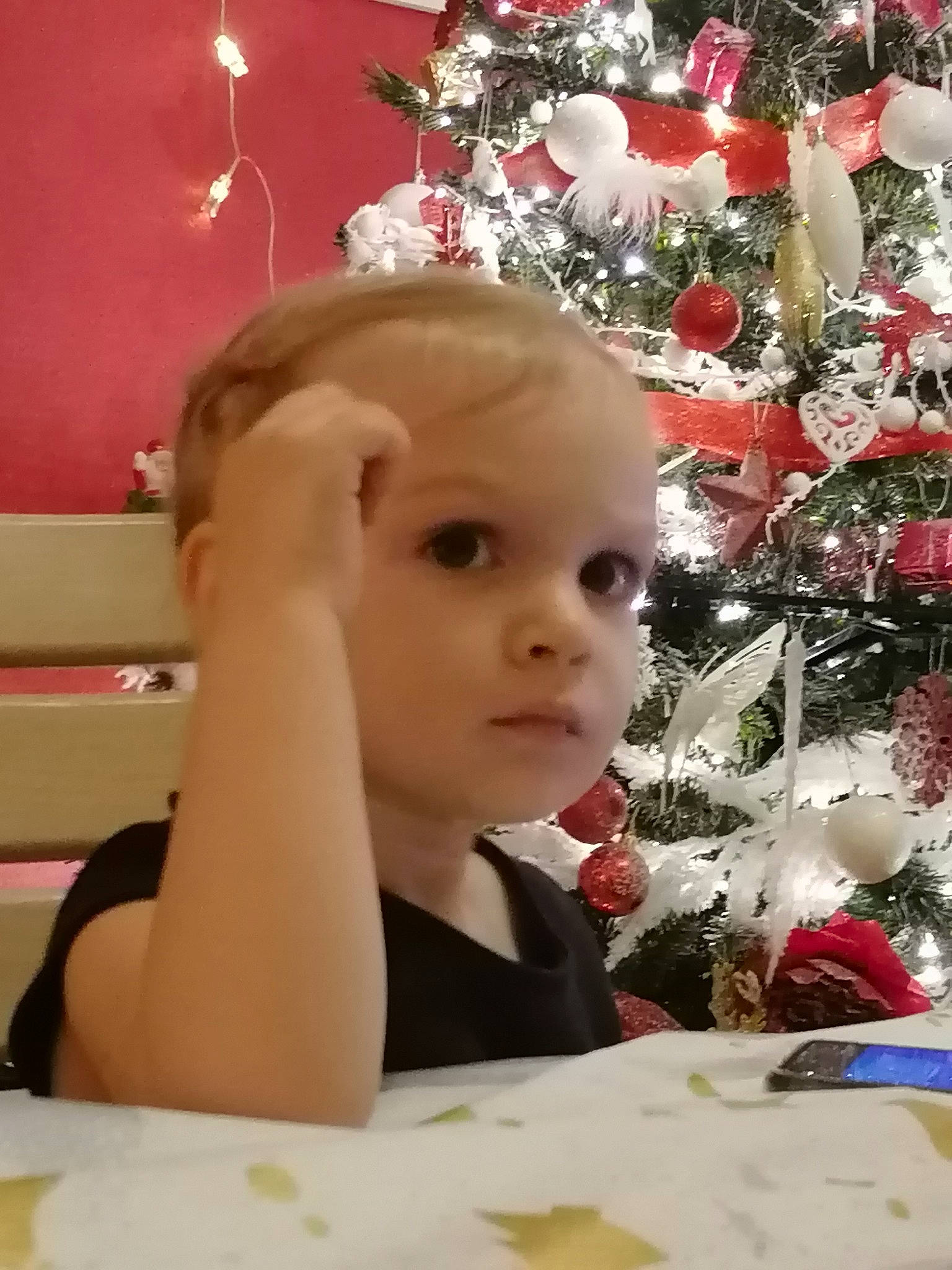 Lyana a rejoint le concours — aidez-le/la à gagner de superbes lots ! baby, baby_toddler_clothing, christmas, christmas_decoration, christmas_eve, christmas_lights, christmas_ornament, christmas_tree, conifer, event, fictional_character, fir, holiday, holiday_ornament, interior_design, ornament, person, pine, pine_family, tradition