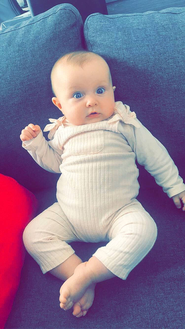 Keylia a rejoint le concours — aidez-le/la à gagner de superbes lots ! arm, baby, baby_toddler_clothing, beauty, cheek, chin, comfort, eye, face, finger, head, human_body, iris, joint, lip, neck, nose, person, sleeve, surprise