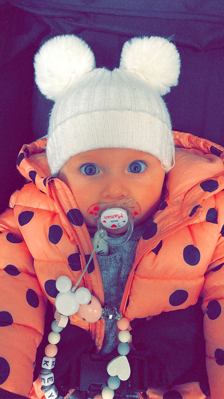 Keylia a rejoint le concours — aidez-le/la à gagner de superbes lots ! baby, baby_toddler_clothing, cap, clothing, collar, face, finger, hand, head, headgear, headwear, knit_cap, outerwear, pattern, person, pink, skin, sleeve, stuffed_toy, textile