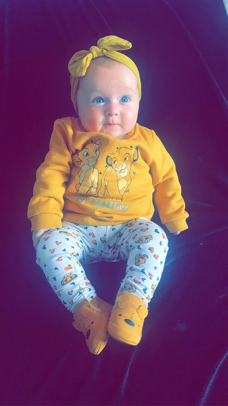 Keylia participe au concours pour gagner de l'argent avec cette photo : baby, baby_products, baby_toddler_clothing, baby_toys, child, denim, doll, electric_blue, eye, fun, happy, head, human_body, leg, person, play, sitting, sleeve, t_shirt, toddler