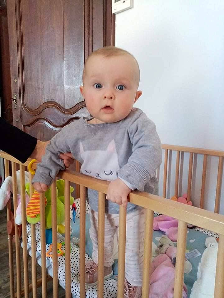 Keylia a rejoint le concours — aidez-le/la à gagner de superbes lots ! baby, baby_safety, baby_toddler_clothing, cheek, child, comfort, cradle, eye, floor, hardwood, human_body, infant_bed, iris, nursery, person, product, sleeve, standing, surprise, t_shirt