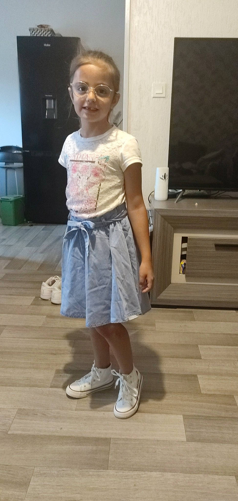 Matilde a rejoint le concours — aidez-le/la à gagner de superbes lots ! abdomen, blond, child, floor, flooring, hardwood, human_leg, joint, joy, keyboard, knee, leg, person, shoulder, sleeve, t_shirt, thigh, toddler, trunk, waist