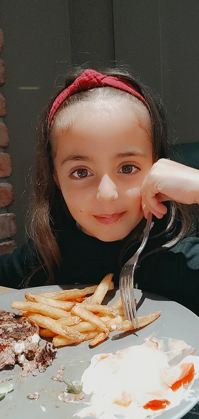 Matilde participe au concours pour gagner de l'argent avec cette photo : cheek, child, comfort_food, cuisine, dish, eyebrow, eyelash, fast_food, finger_food, food, food_craving, french_fries, happy, headband, ingredient, joy, junk_food, person, recipe, smile