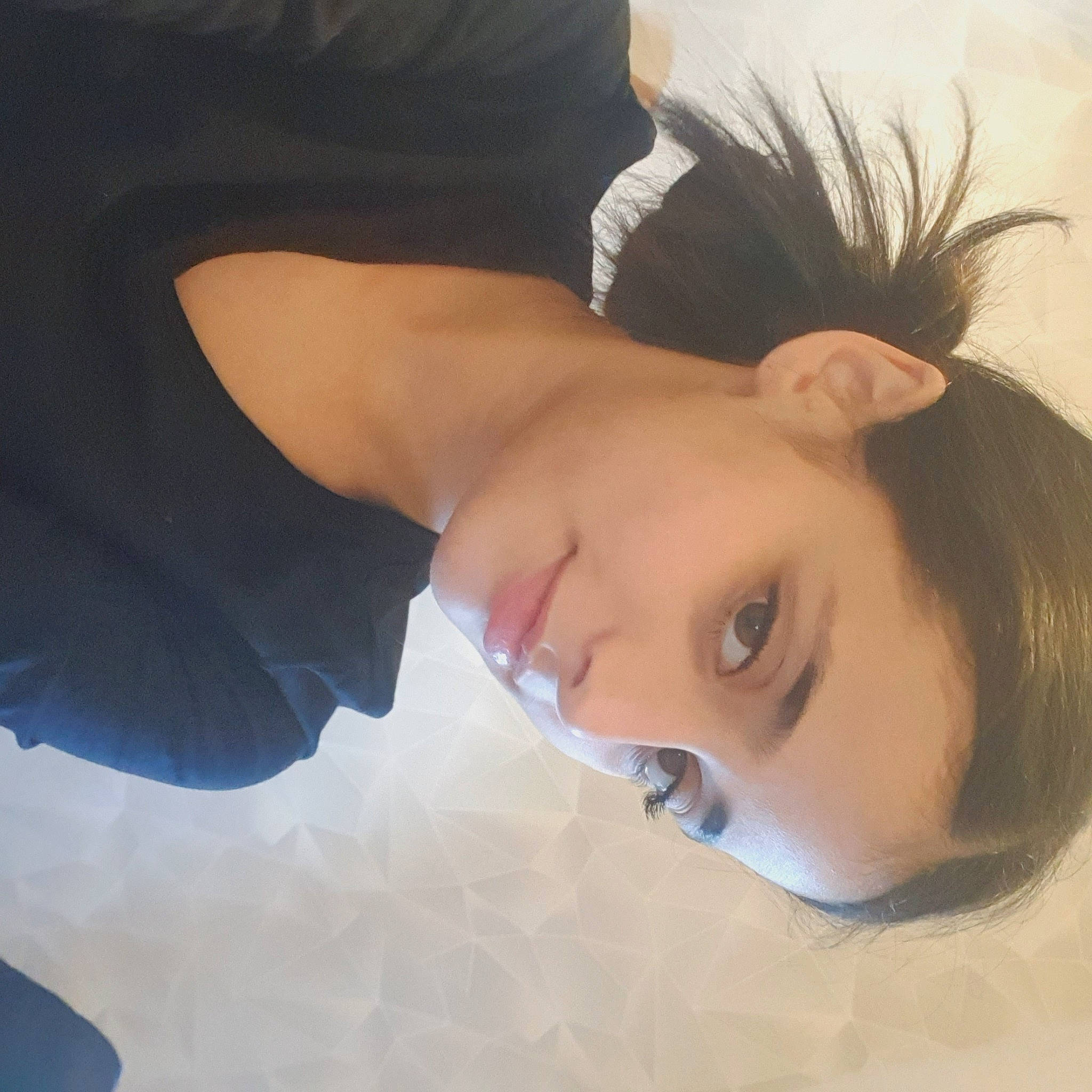 Diana a rejoint le concours — aidez-le/la à gagner de superbes lots ! bangs, black_hair, brown_hair, dress, ear, elbow, eyelash, eyewear, fashion_accessory, flash_photography, forehead, hair_accessory, happy, jaw, lip, long_hair, neck, nose, person, selfie