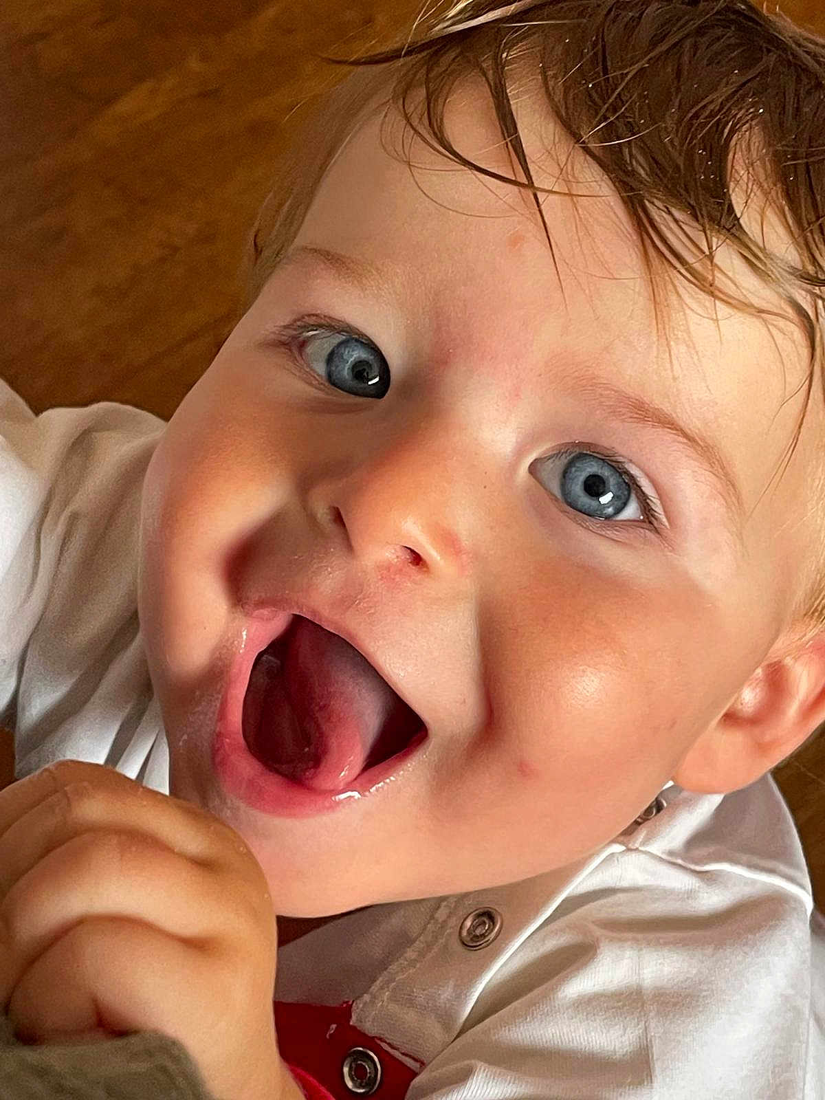 Elino a rejoint le concours — aidez-le/la à gagner de superbes lots ! toddler, child, face, blue_eyes, happy, smiling, close_up, expression, emotion, skin, hair, mouth_open, hand, white_clothing, button, indoors, natural_light, cute, joy, portrait