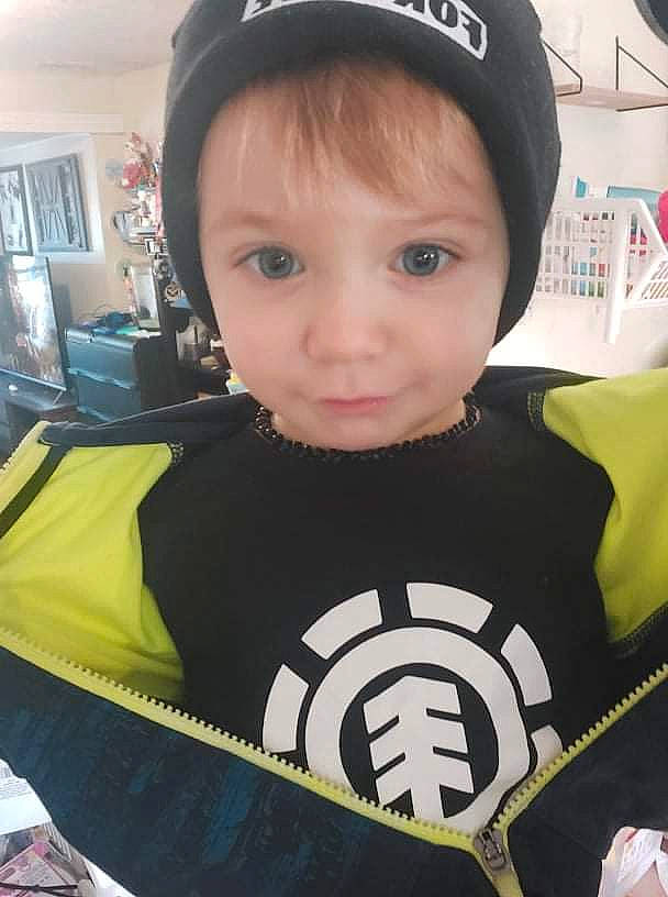 Kreed is registered to the contest to win money with this photo: baseball_cap, cap, child, cool, electric_blue, fashion_accessory, fun, helmet, jersey, lamp, person, personal_protective_equipment, picture_frame, selfie, sleeve, sports_equipment, sports_gear, sportswear, t_shirt, toddler