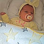 Chloé a rejoint le concours — aidez-le/la à gagner de superbes lots ! baby, newborn, blanket, pacifier, headband, yellow_clothing, stars, sleeping, cute, indoor, soft, resting, infant, child, face, cushion, comfort, peaceful, adorable, portrait