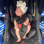 Inaya a rejoint le concours — aidez-le/la à gagner de superbes lots ! baby, black, blue_background, car_seat, child, comfort, cute, foot, hand, headband, indoors, infant, newborn, peaceful, pink_clothing, resting, safety_harness, seat, sleeping, small