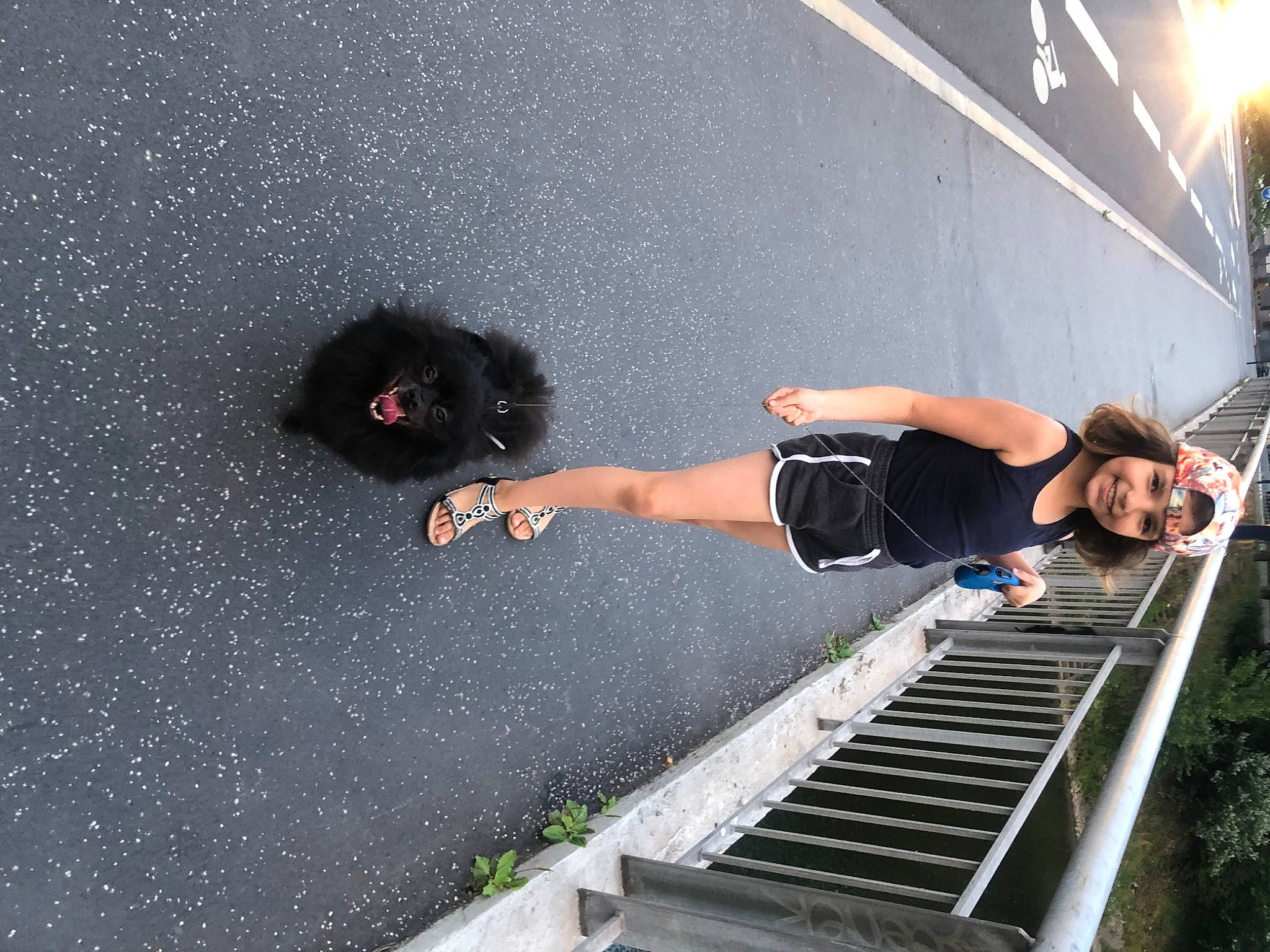 Sparoow a rejoint le concours — aidez-le/la à gagner de superbes lots ! adventure, asphalt, automotive_exterior, automotive_tire, bumper, concrete, flash_photography, fun, human_leg, leisure, recreation, shadow, thigh