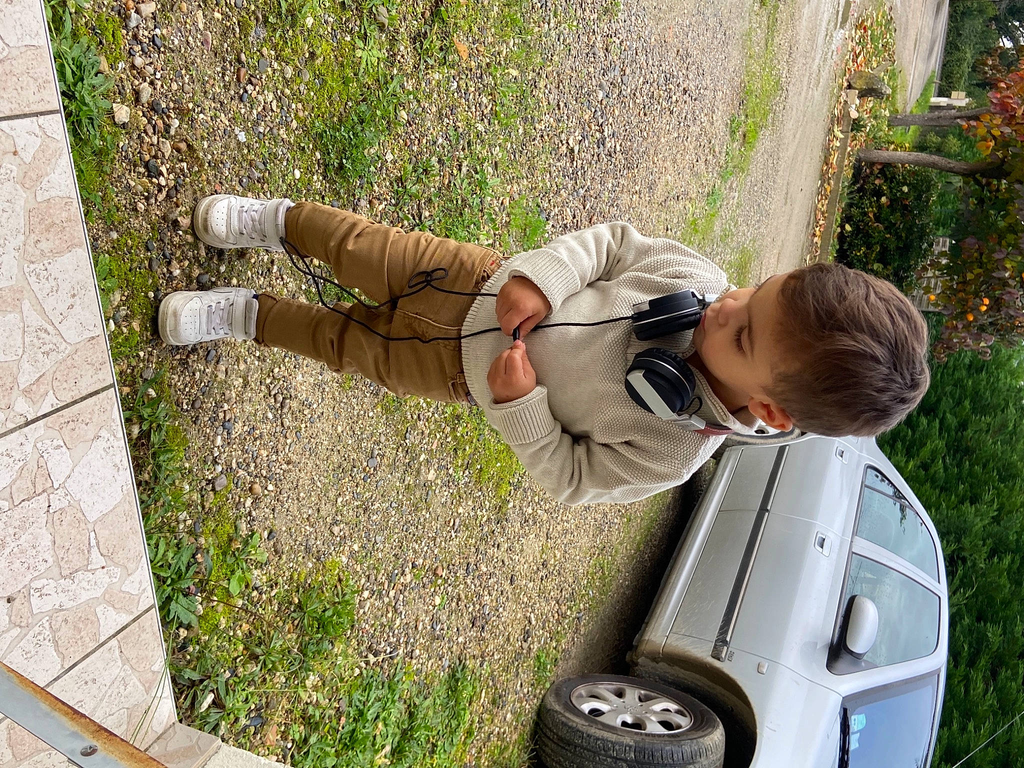 Nolhan a rejoint le concours — aidez-le/la à gagner de superbes lots ! automotive_design, automotive_exterior, automotive_tire, bumper, car, footwear, glasses, grass, green, hand, motor_vehicle, people_in_nature, person, plant, tire, toddler, tree, vehicle, vehicle_door, wheel