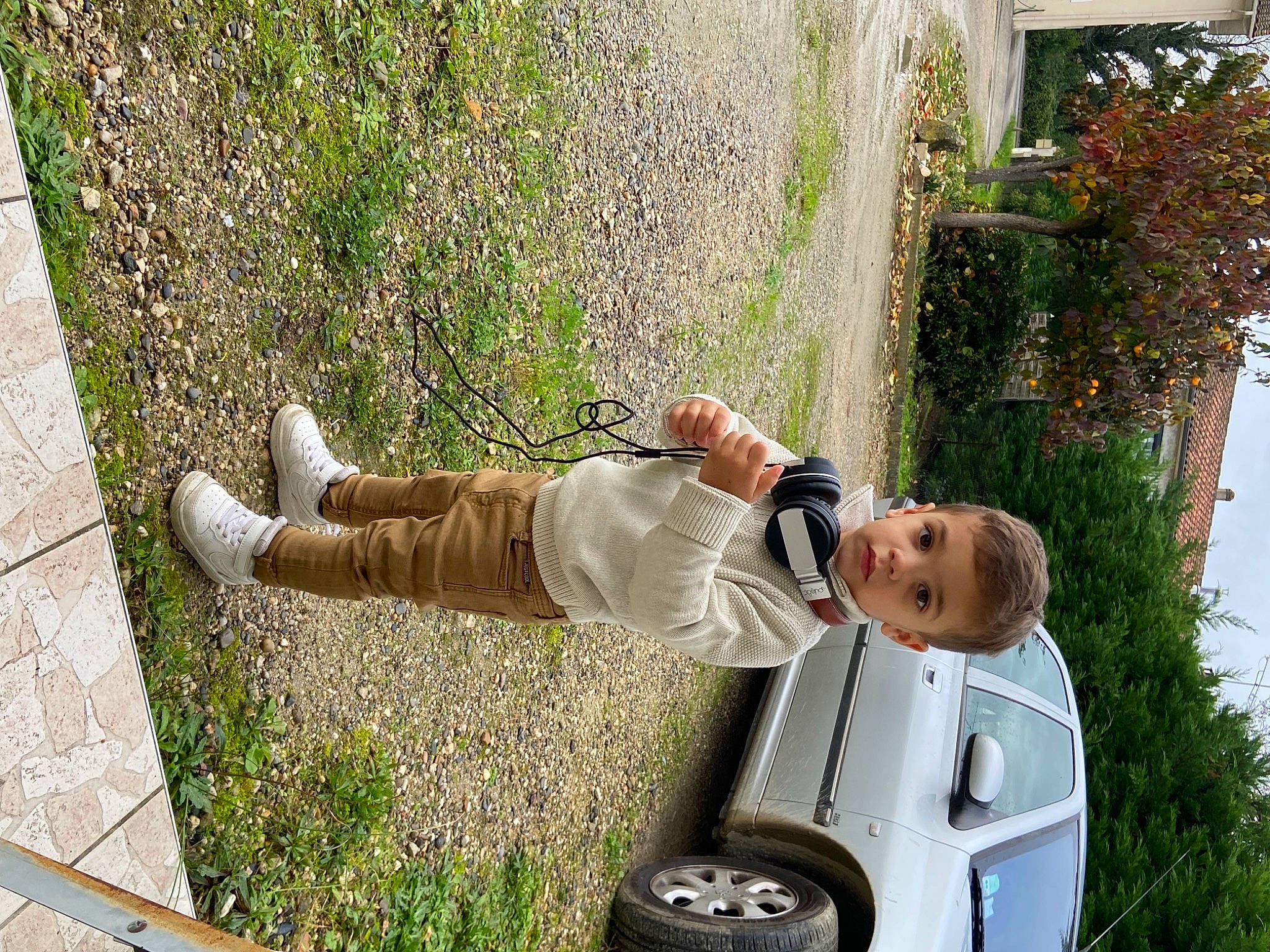 Nolhan participe au concours pour gagner de l'argent avec cette photo : automotive_exterior, automotive_tire, bumper, car, fender, grass, hubcap, motor_vehicle, person, plant, rim, synthetic_rubber, tire, tire_care, toddler, tread, tree, vehicle, vehicle_door, walking_shoe