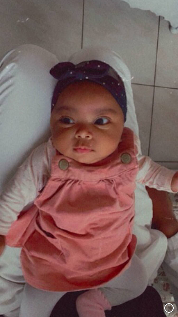 Kamila a rejoint le concours — aidez-le/la à gagner de superbes lots ! baby, baby_products, baby_toddler_clothing, bonnet, cheek, child, costume_accessory, goggles, hair_accessory, headband, headpiece, headwear, lip, mouth, nose, peach, person, pink, skin, sleeve